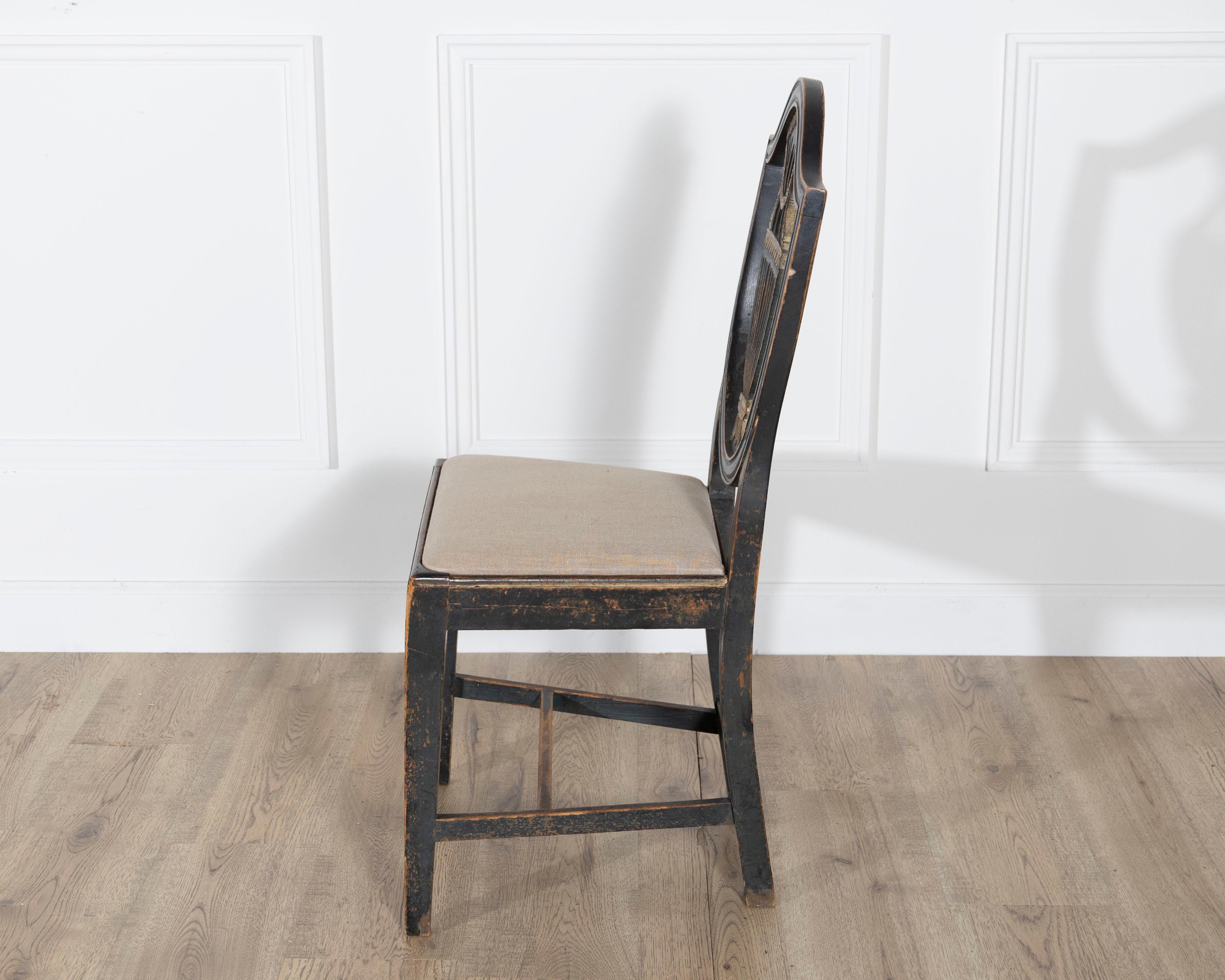 Set of Four 19th Century Swedish Blackened Wood and Gilt Lyre-Back Chairs im Angebot 11