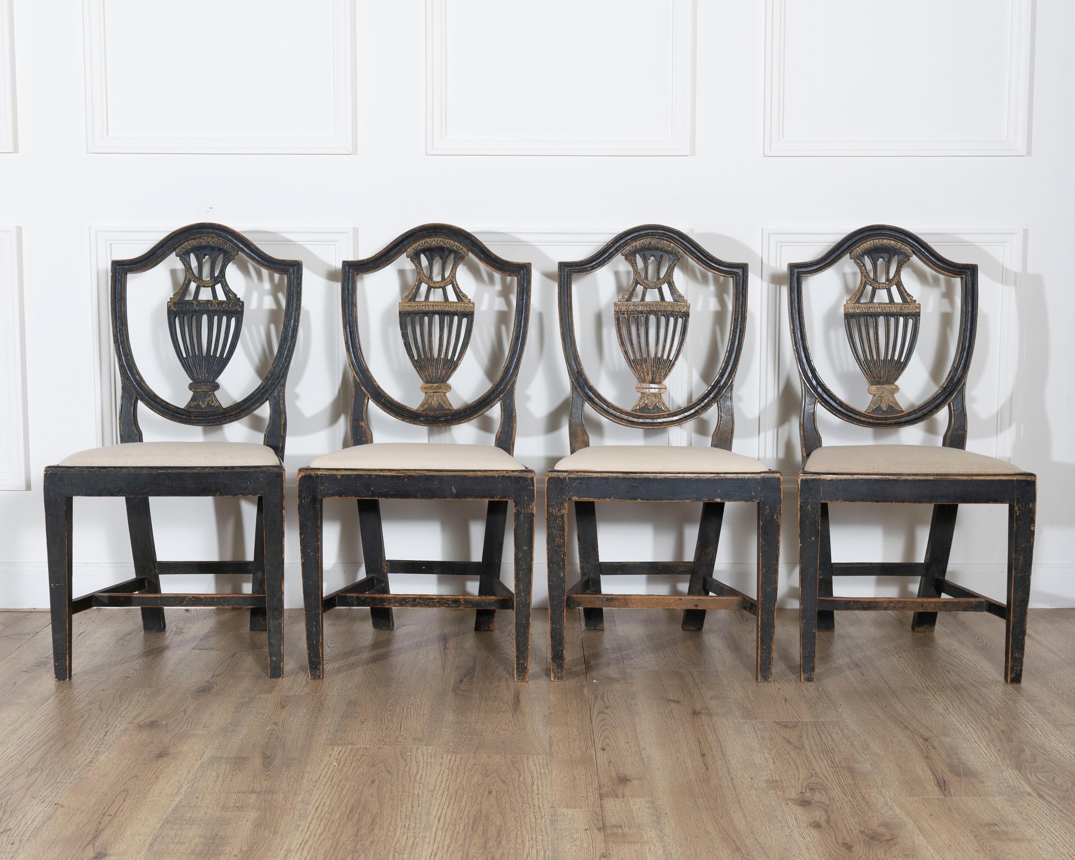 Set of Four 19th Century Swedish Blackened Wood and Gilt Lyre-Back Chairs (Schwedisch) im Angebot