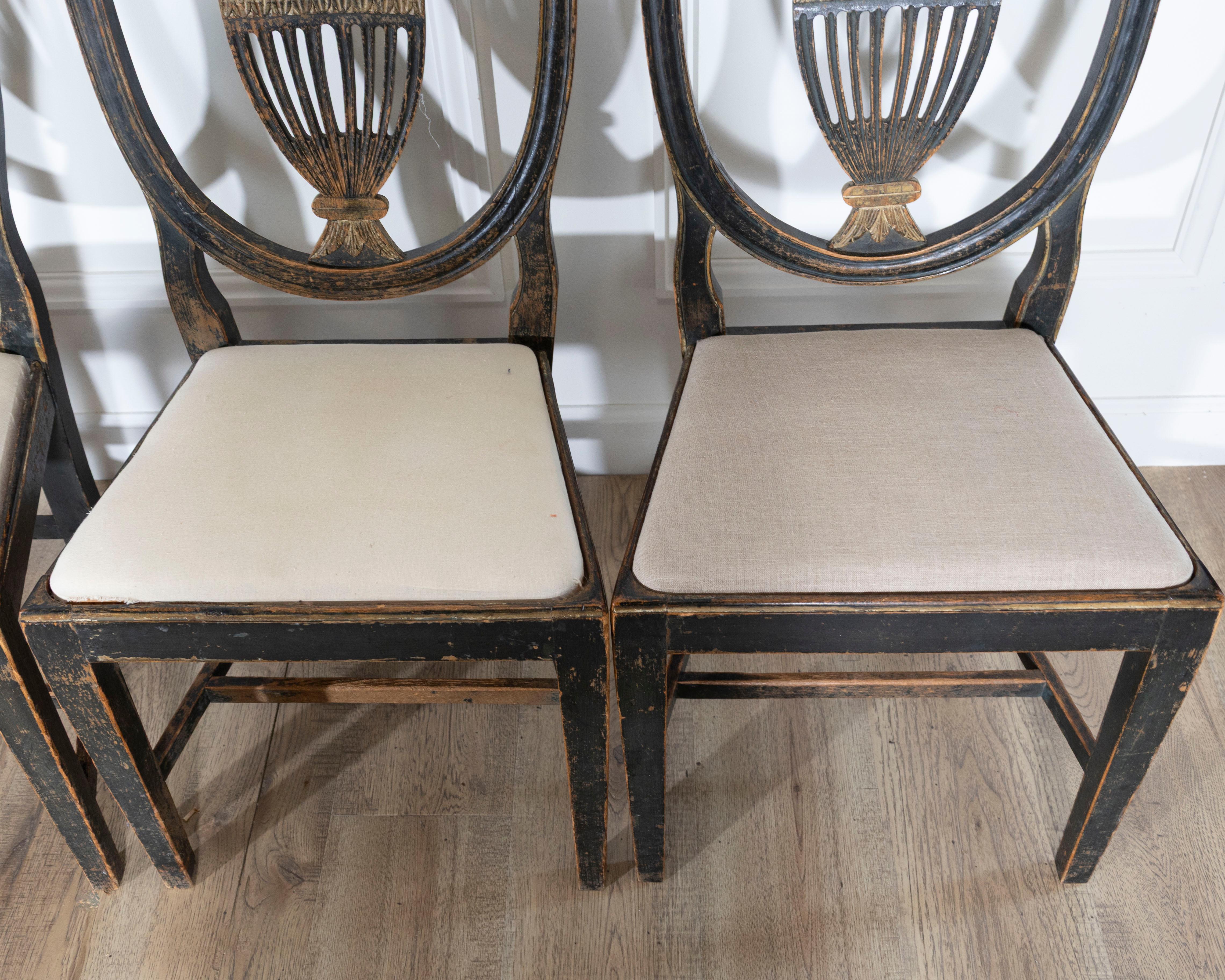 Set of Four 19th Century Swedish Blackened Wood and Gilt Lyre-Back Chairs (Gemalt) im Angebot