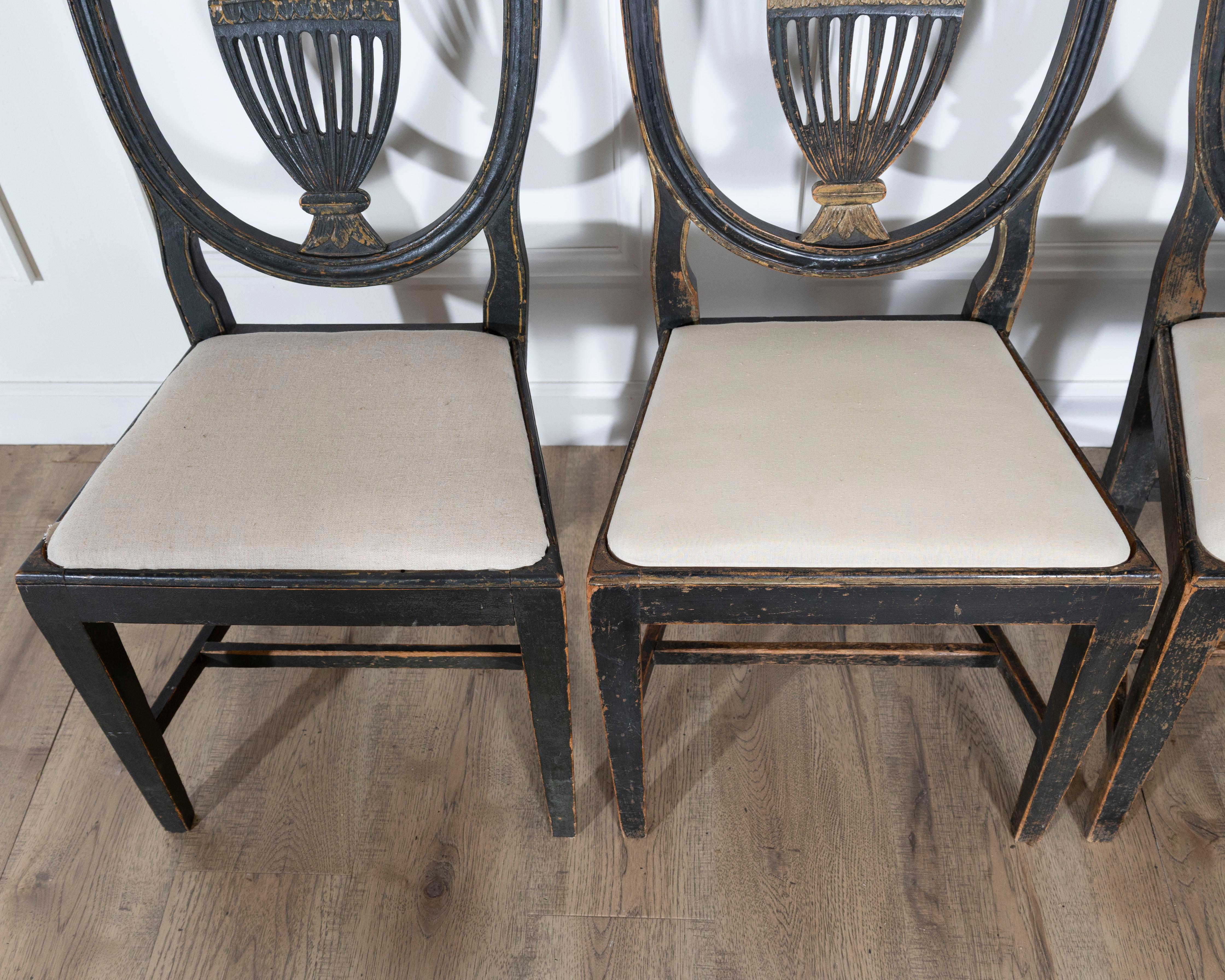 Set of Four 19th Century Swedish Blackened Wood and Gilt Lyre-Back Chairs im Zustand „Gut“ im Angebot in Atlanta, GA
