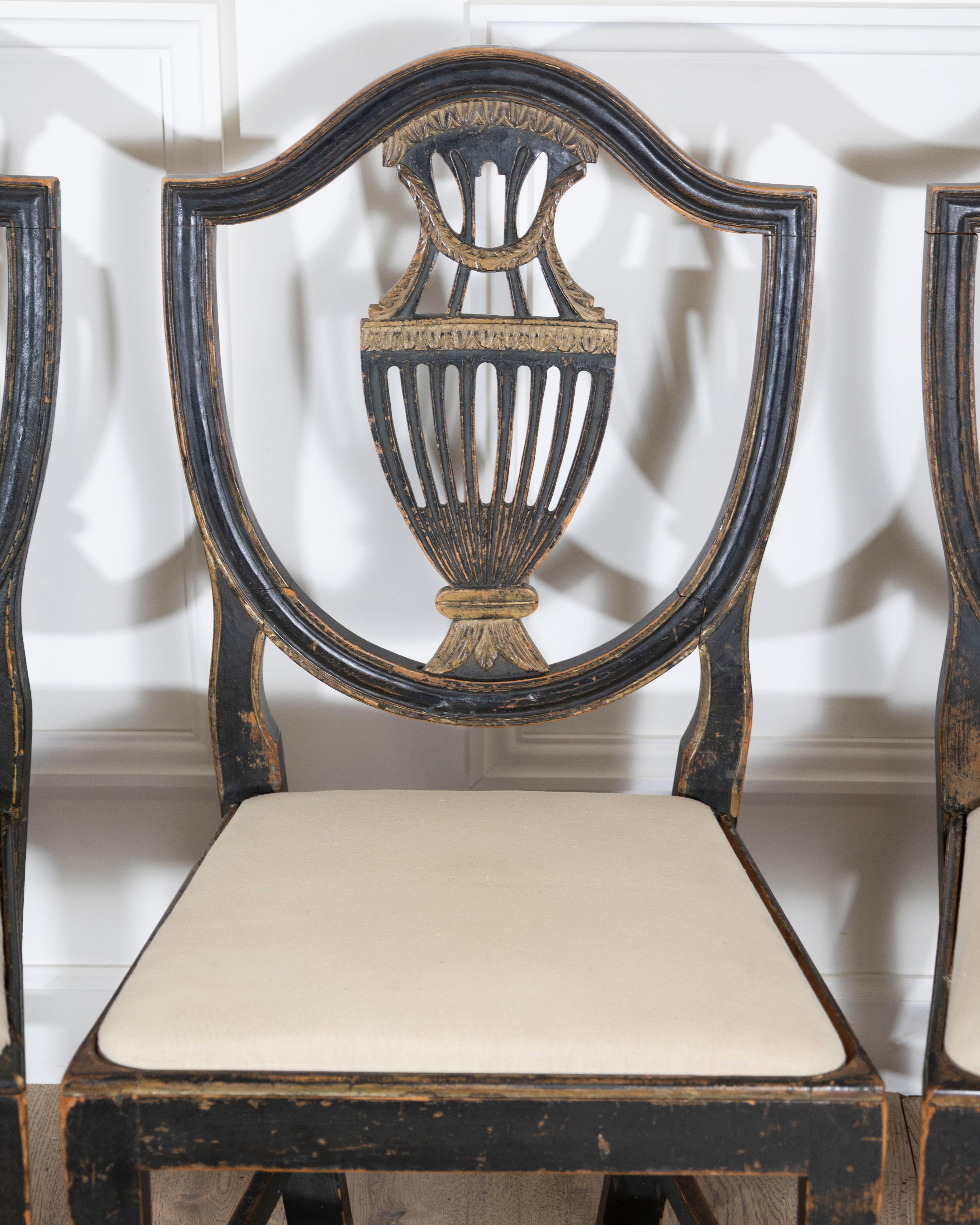 Set of Four 19th Century Swedish Blackened Wood and Gilt Lyre-Back Chairs (19. Jahrhundert) im Angebot