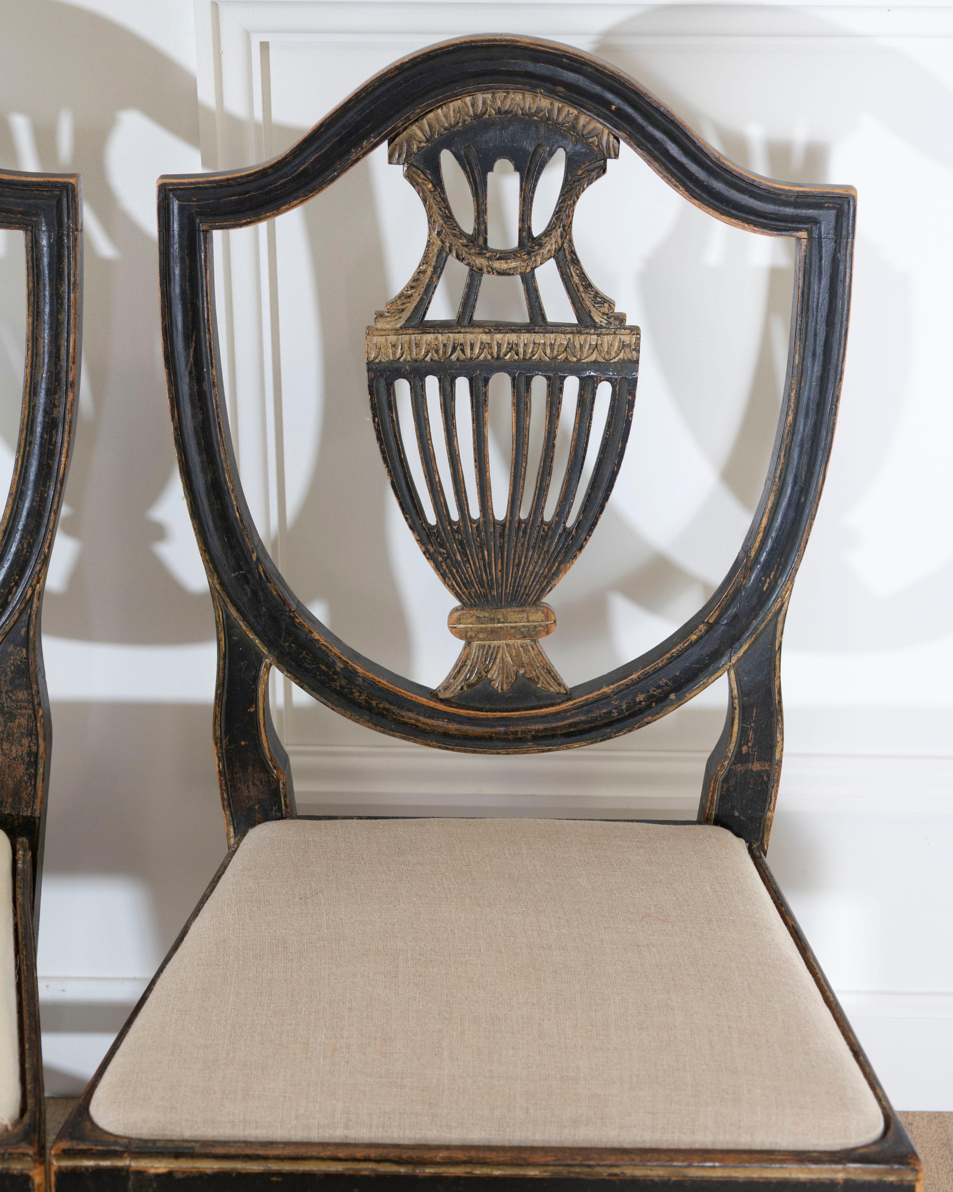 Set of Four 19th Century Swedish Blackened Wood and Gilt Lyre-Back Chairs (Holz) im Angebot