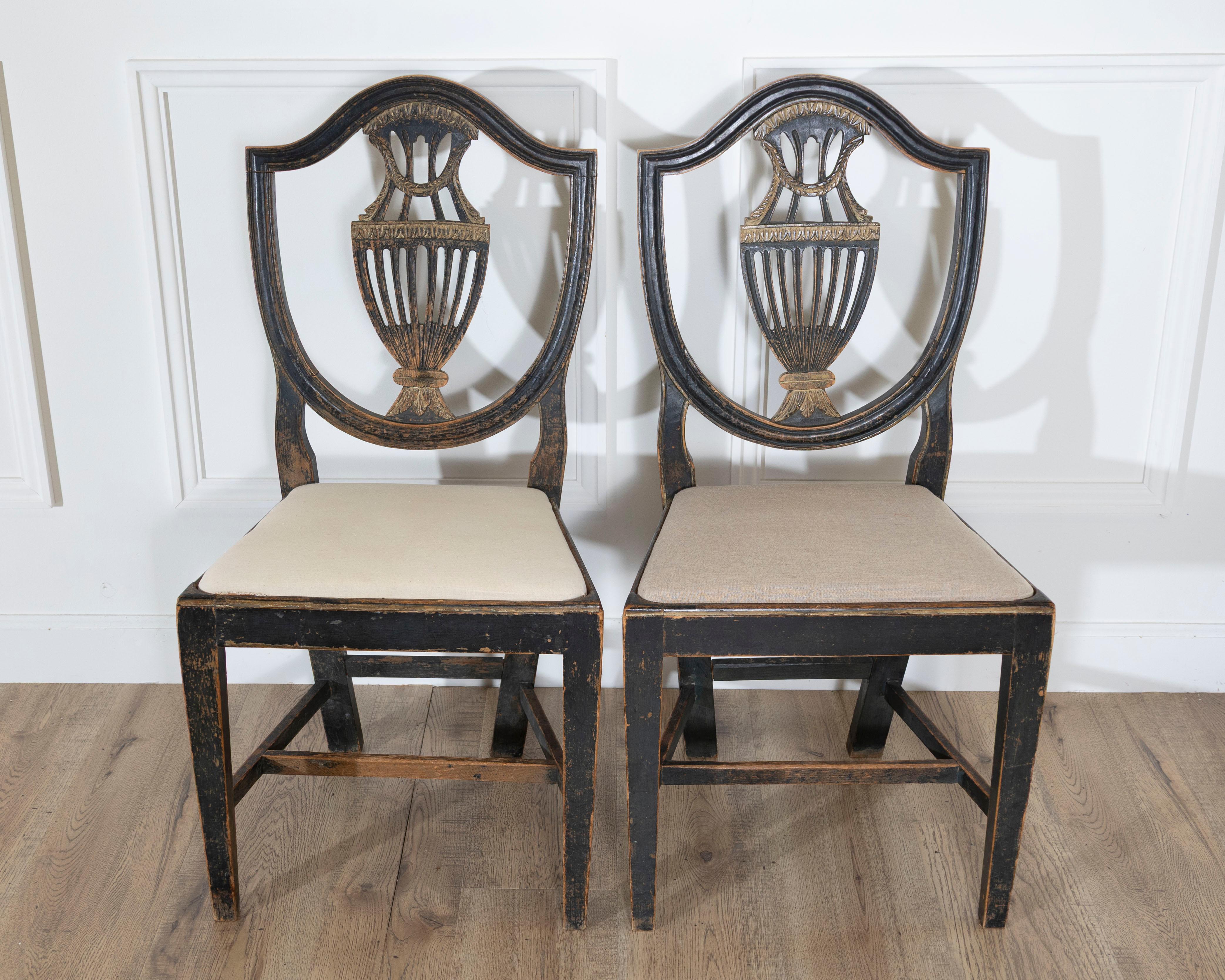 Set of Four 19th Century Swedish Blackened Wood and Gilt Lyre-Back Chairs im Angebot 1