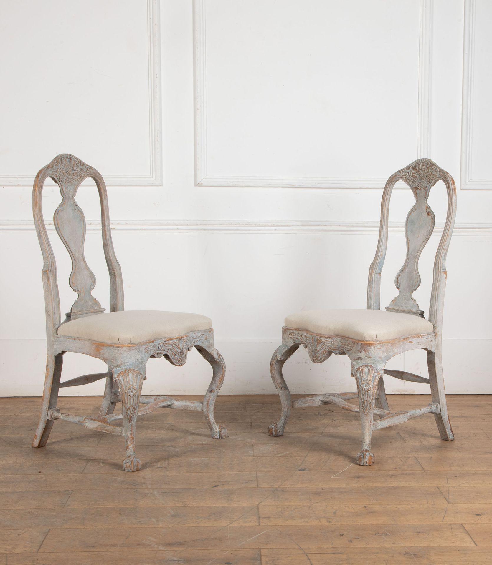 Set di quattro sedie da pranzo svedesi realizzate nel 1890, con vernice originale blu chiaro.
Dettagli intagliati e nuovo rivestimento in lino neutro.
