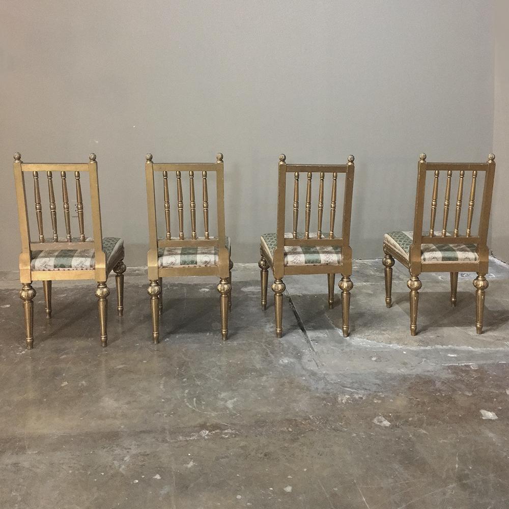 Suédois Ensemble de quatre chaises suédoises Louis XVI dorées du 19e siècle en vente