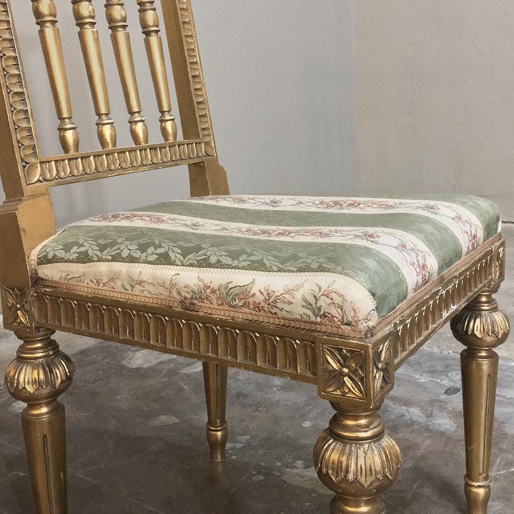 Tissu Ensemble de quatre chaises suédoises Louis XVI dorées du 19e siècle en vente