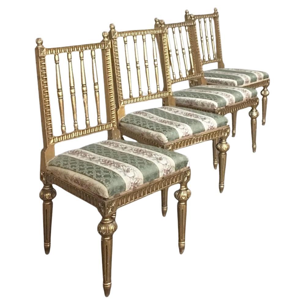 Ensemble de quatre chaises suédoises Louis XVI dorées du 19e siècle