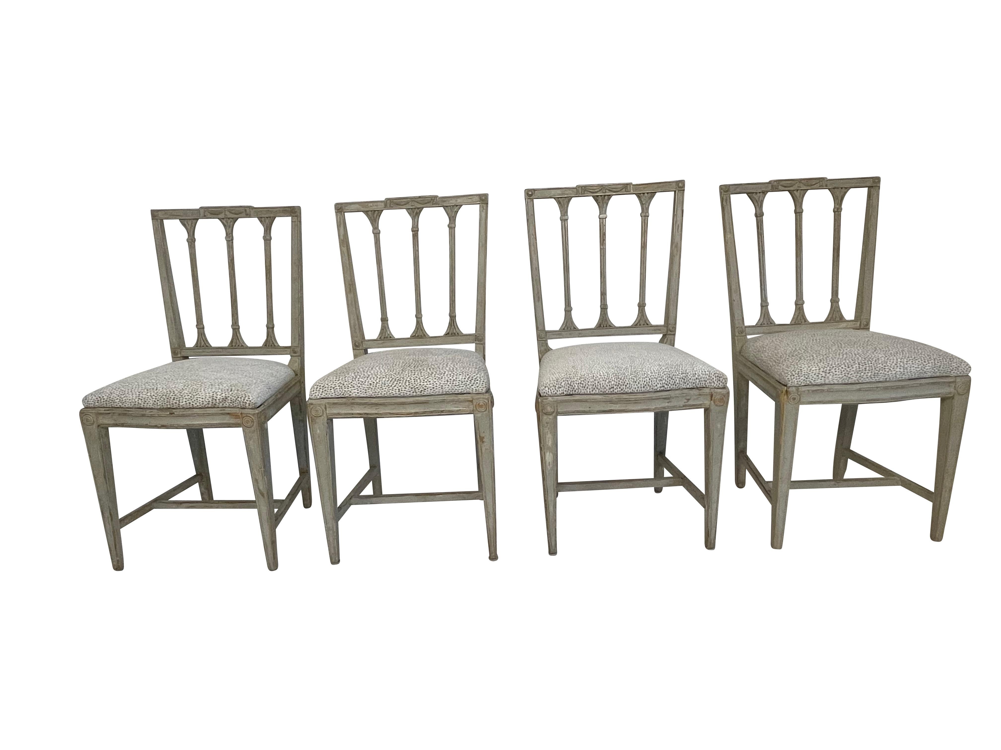 Ensemble de quatre  Chaises néoclassiques suédoises du 19e siècle  en vente 4