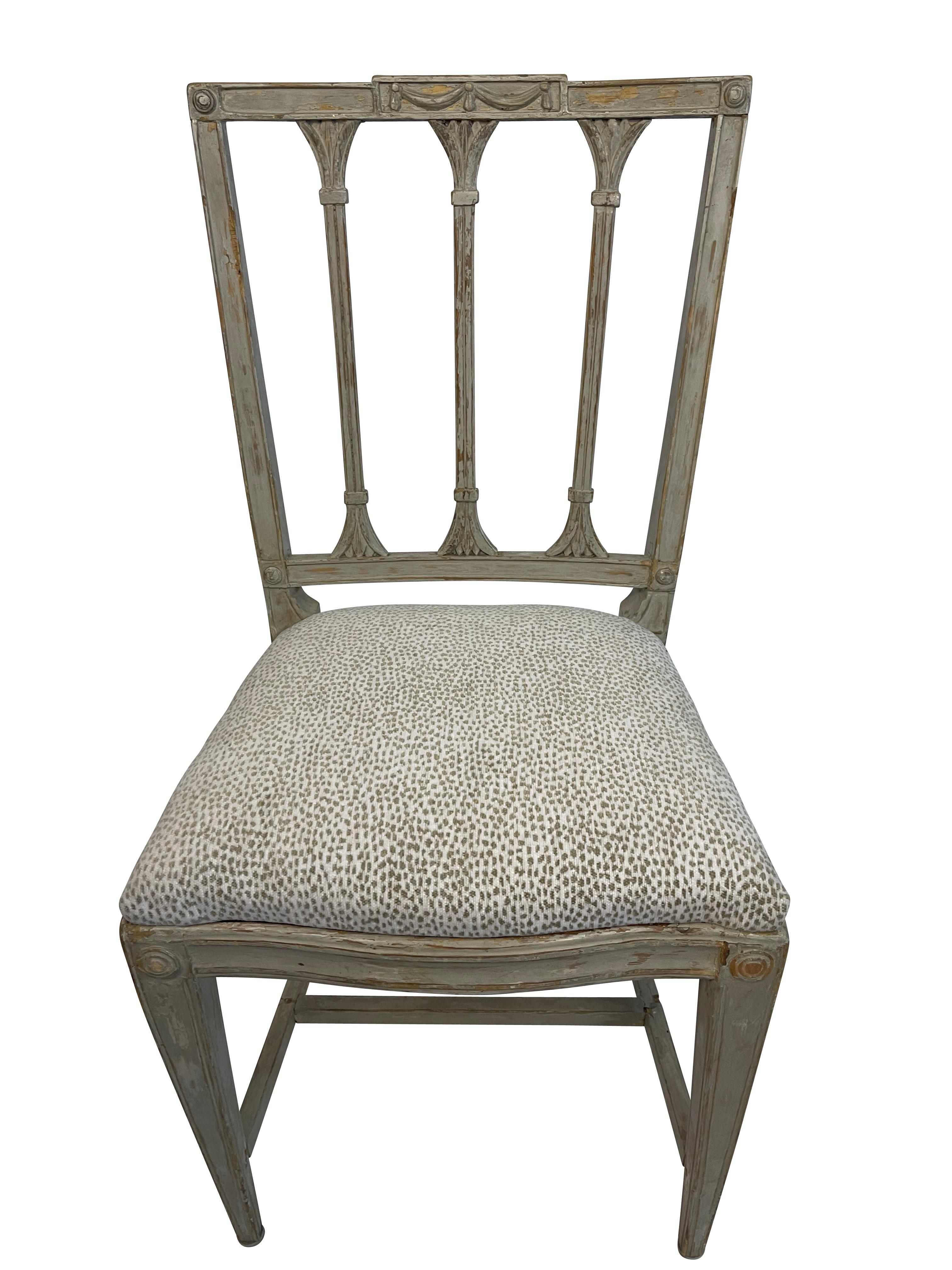 Un ensemble de quatre chaises suédoises néoclassiques d'époque avec une nouvelle tapisserie d'impression animale.  Les trois dossiers à lattes présentent des lignes droites et nettes et de belles guirlandes drapées sur le cimier.  Les dossiers à