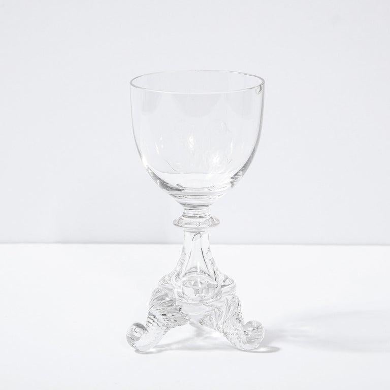 Ce magnifique ensemble de quatre verres à apéritif/liqueur a été réalisé en Suède au cours du 19e siècle. Chaque verre présente des pieds sculpturaux striés et courbés qui s'élèvent dans un corps volumétrique amorphe en forme de gourde qui se