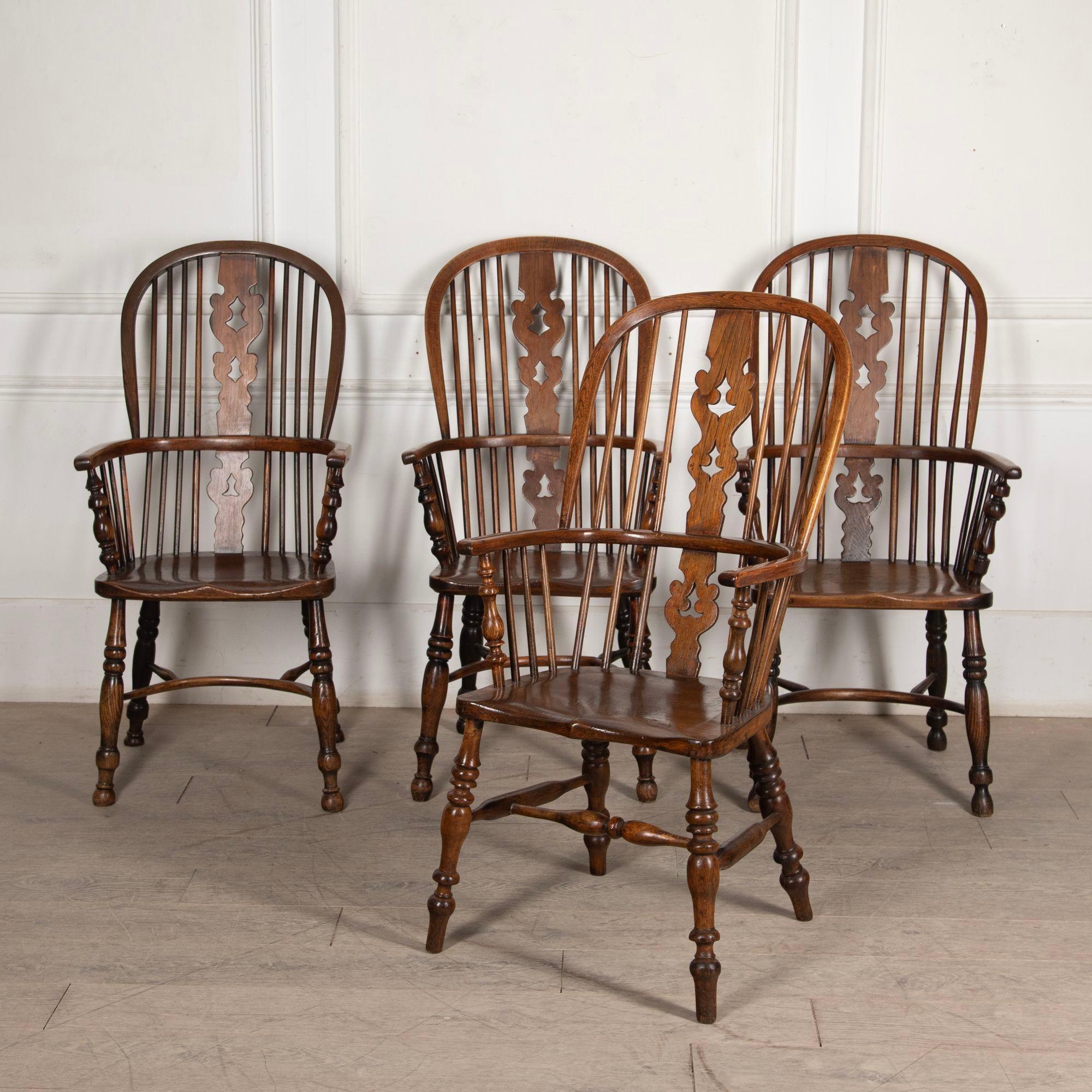 Britannique Ensemble de quatre chaises Windsor du 19ème siècle en vente