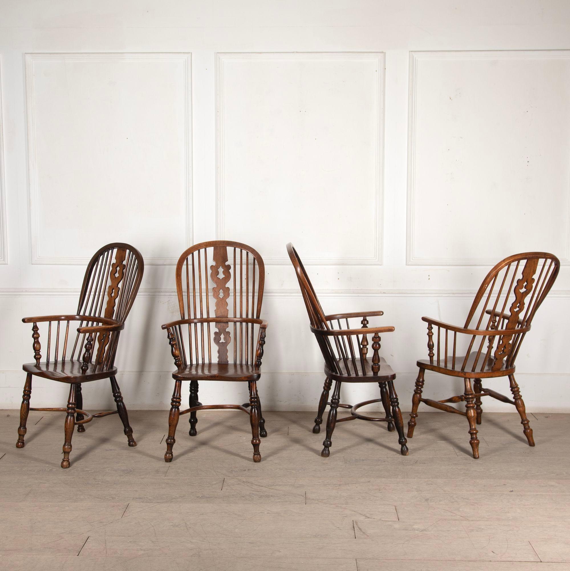 Ensemble de quatre chaises Windsor du 19ème siècle Bon état - En vente à Gloucestershire, GB