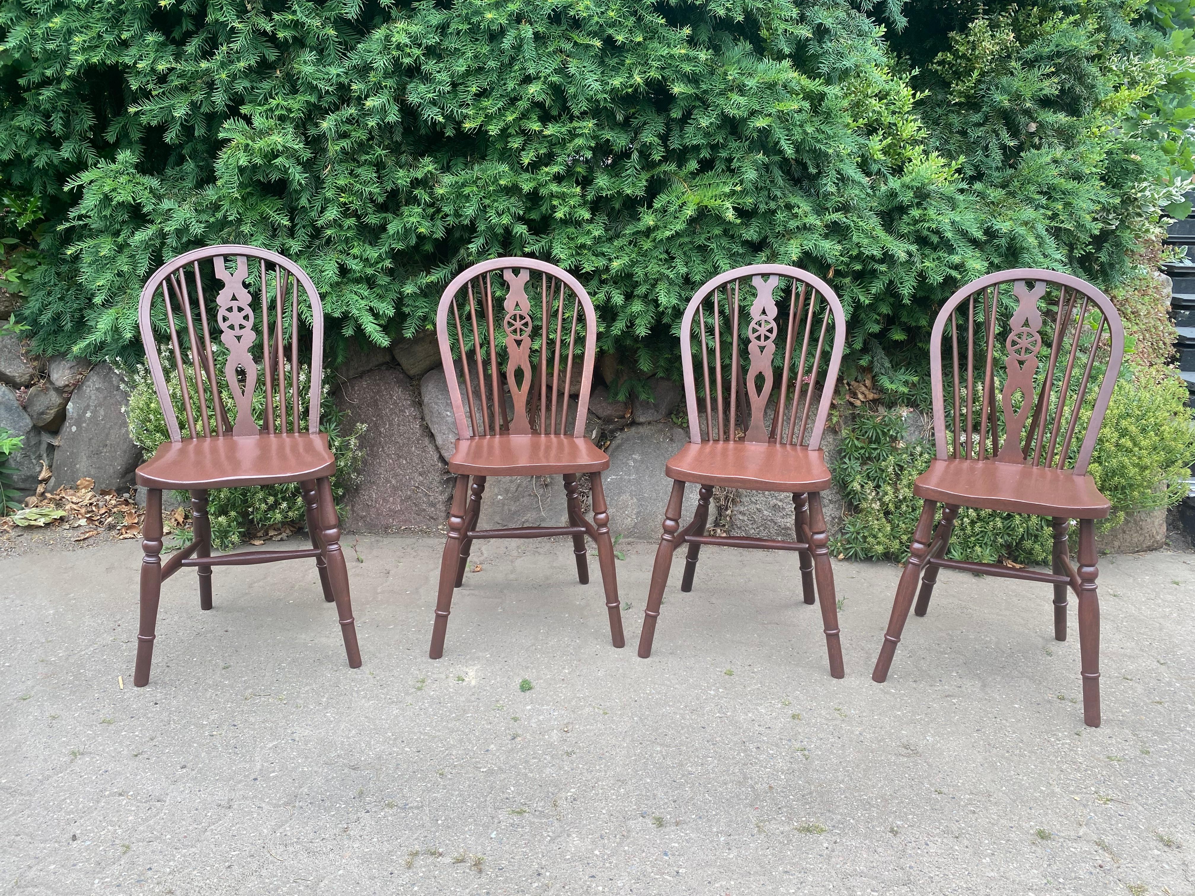 Set of Four 19th Century Windsor Wheel Back Kitchen Chairs in Solid Elm Tree In Excellent Condition For Sale In Copenhagen, DK