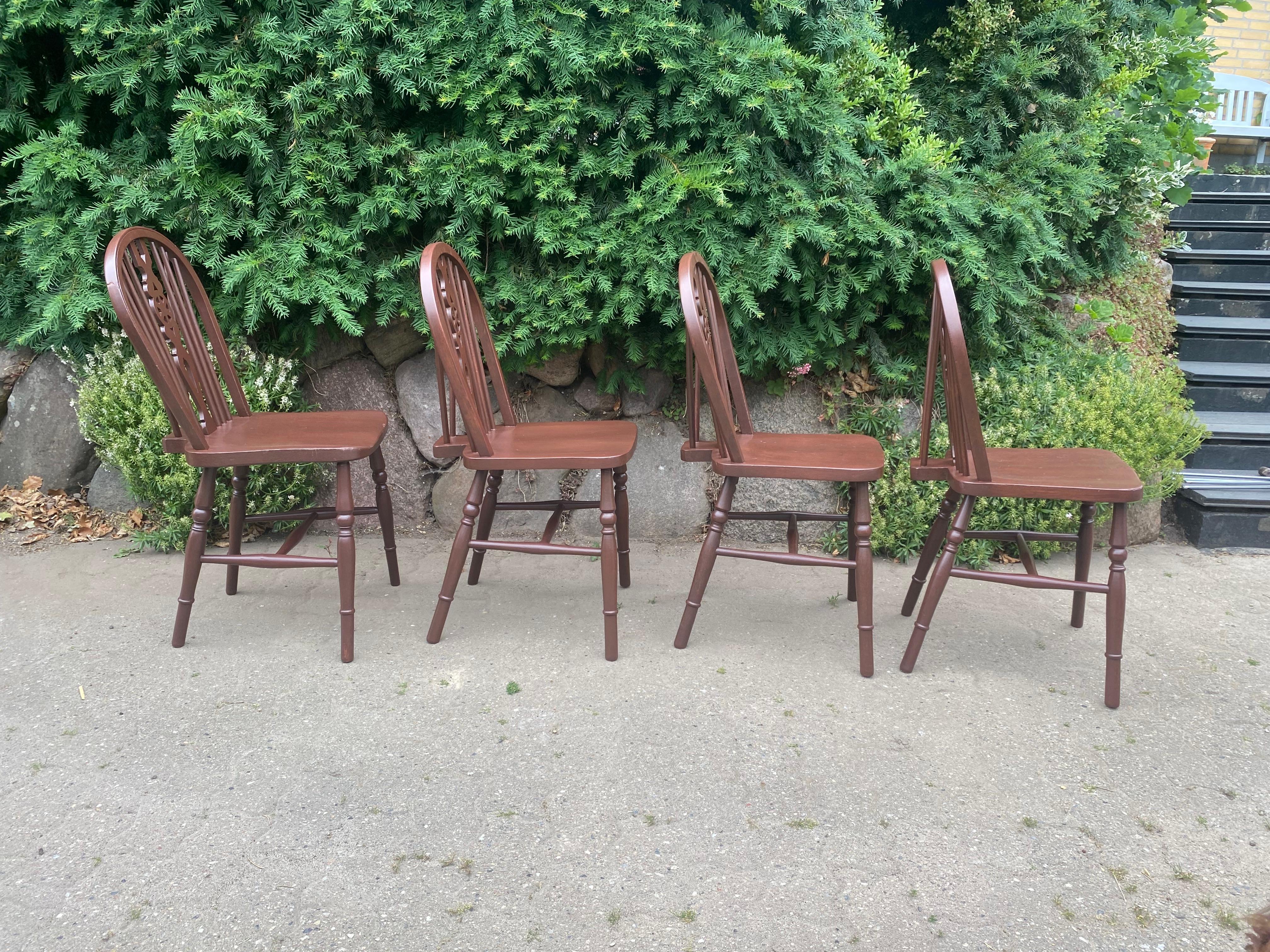 XIXe siècle Ensemble de quatre chaises de cuisine Windsor du 19ème siècle à dossier roulant en orme massif en vente
