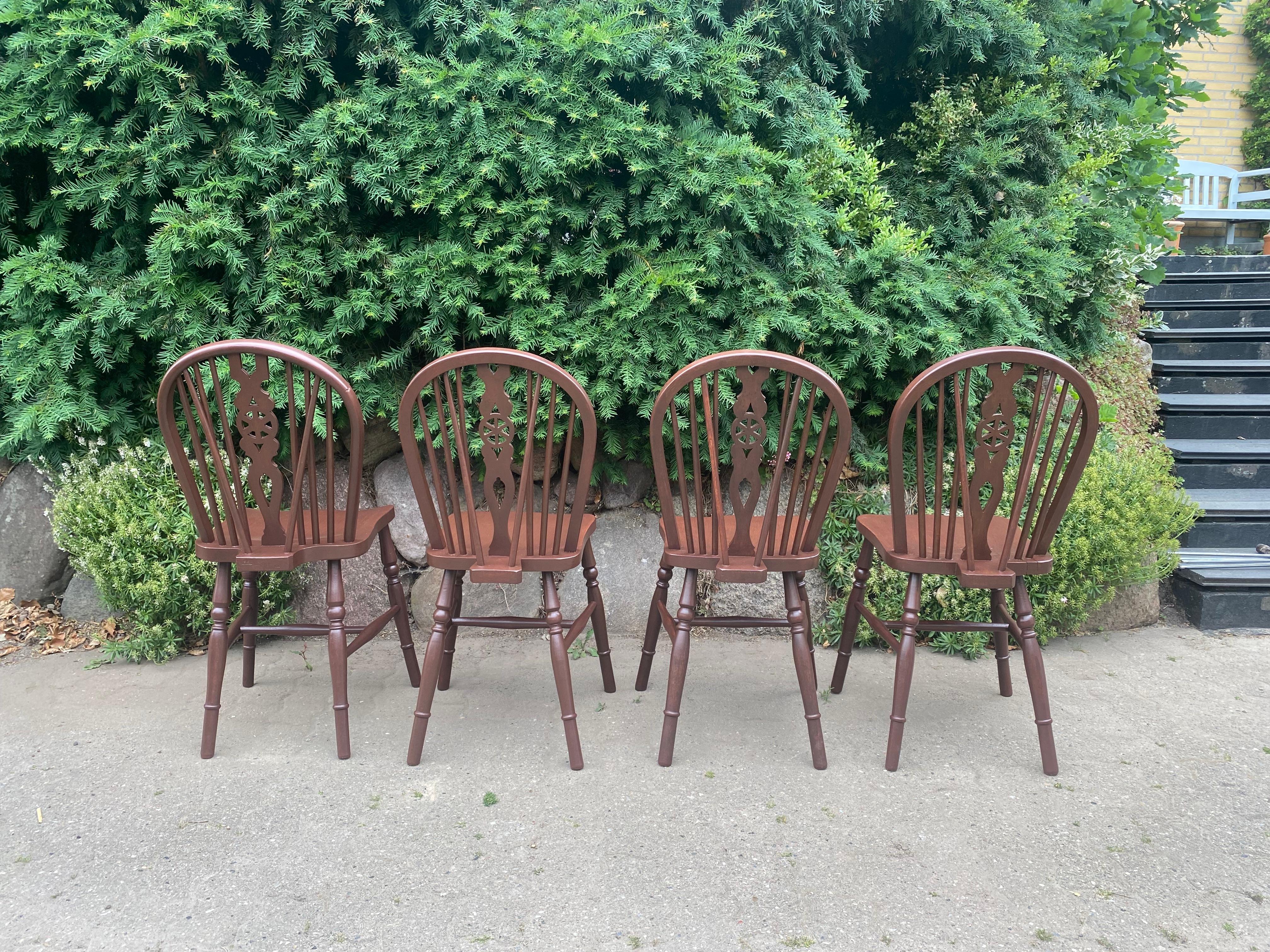 Orme Ensemble de quatre chaises de cuisine Windsor du 19ème siècle à dossier roulant en orme massif en vente