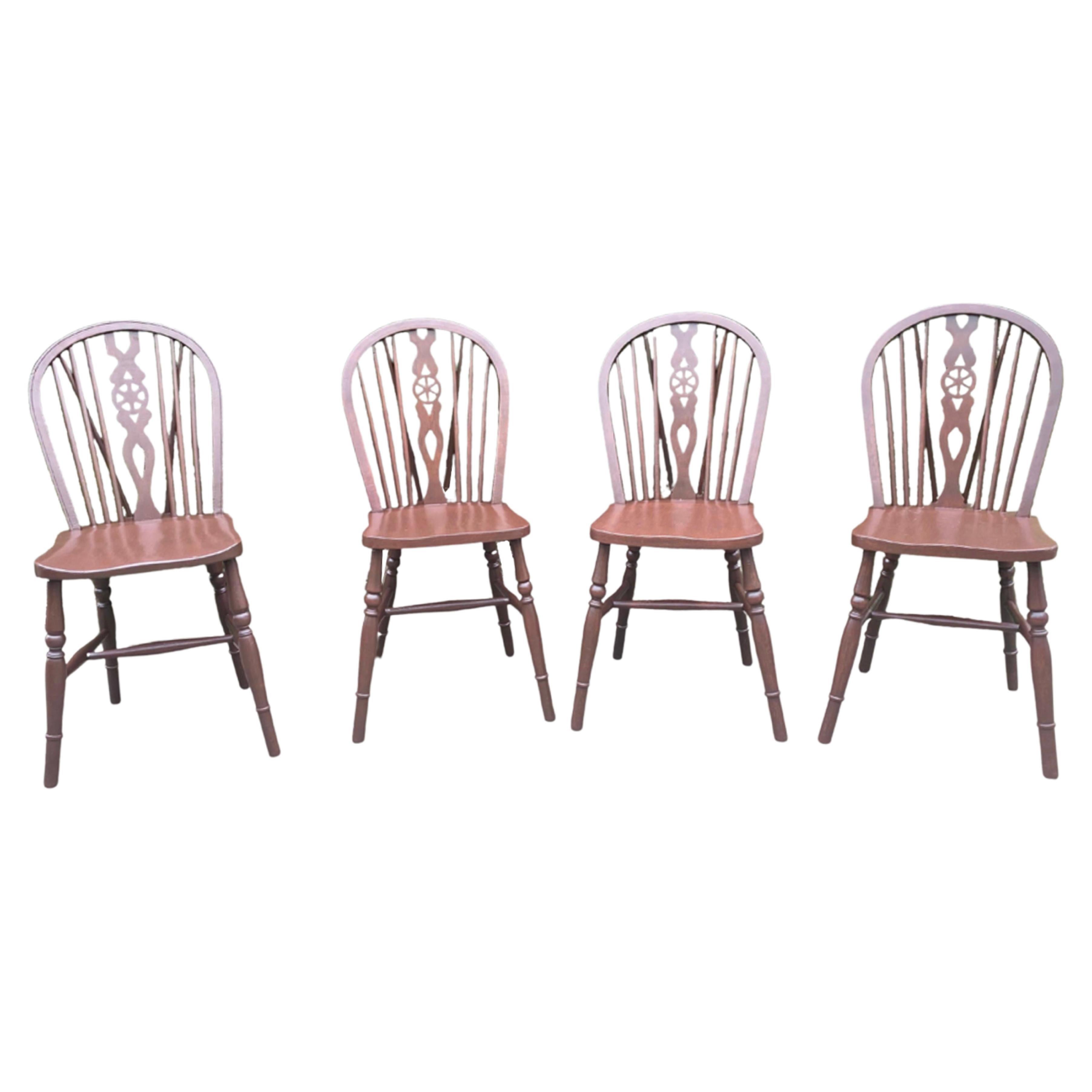 Ensemble de quatre chaises de cuisine Windsor du 19ème siècle à dossier roulant en orme massif en vente