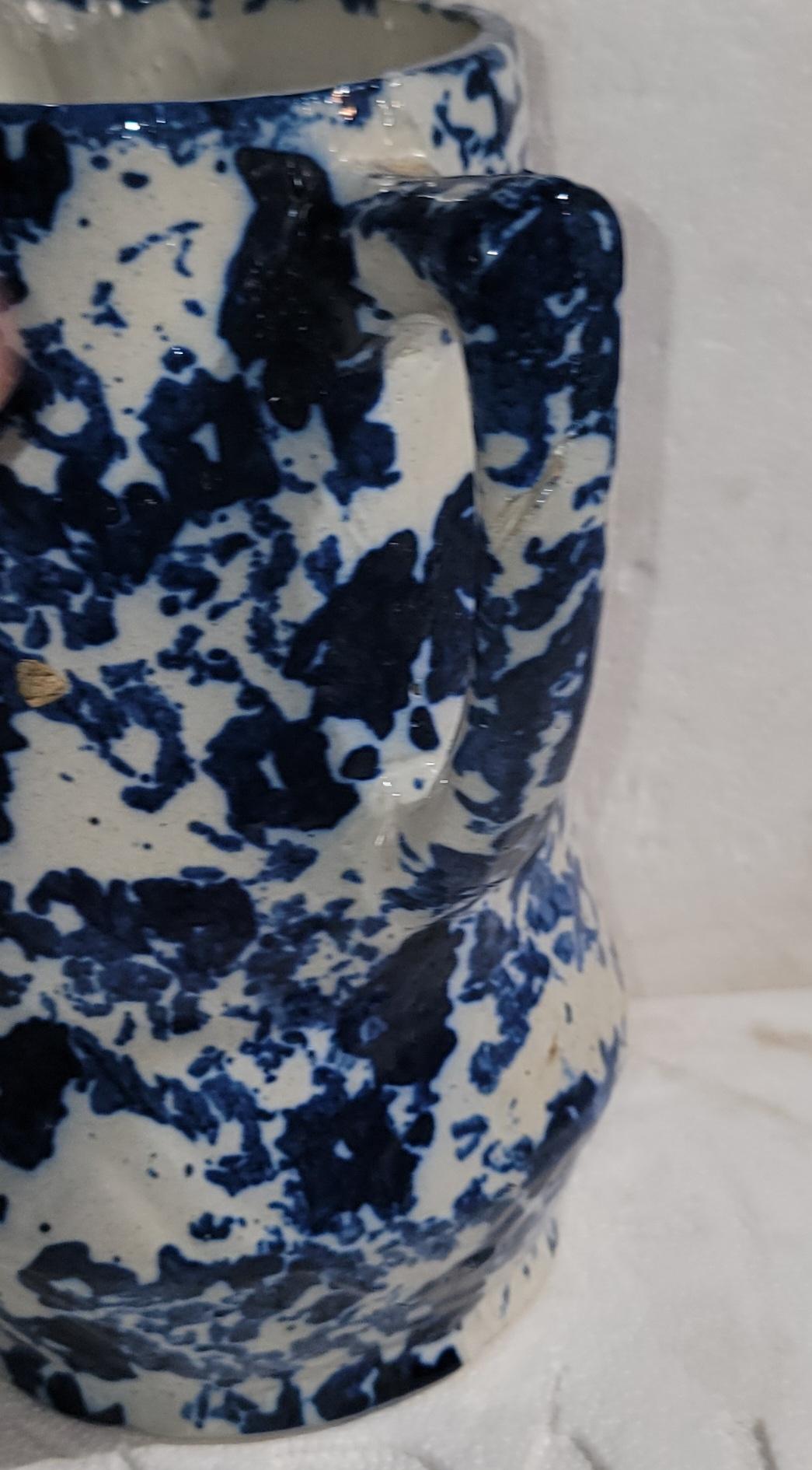Ensemble de quatre pichets en éponge fabriqués à la main au 19e siècle avec des motifs assortis. Tous sont différents. Deux ensembles de pichets vendus comme un seul ensemble.  Poterie artisanale peinte et émaillée à la main.