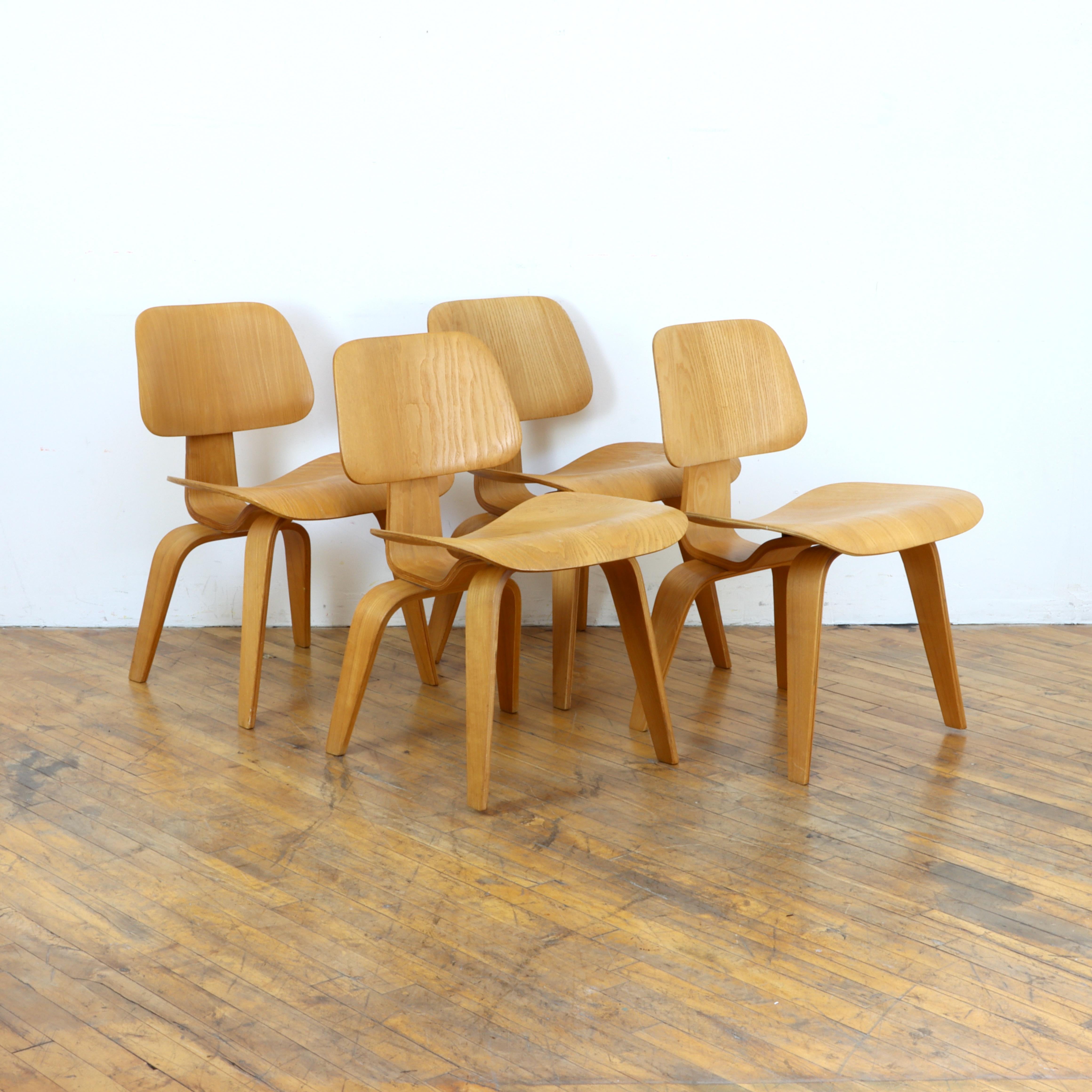 Satz von vier Eames-DCW-Stühlen aus den 1940er Jahren vor der Produktion (Moderne der Mitte des Jahrhunderts) im Angebot
