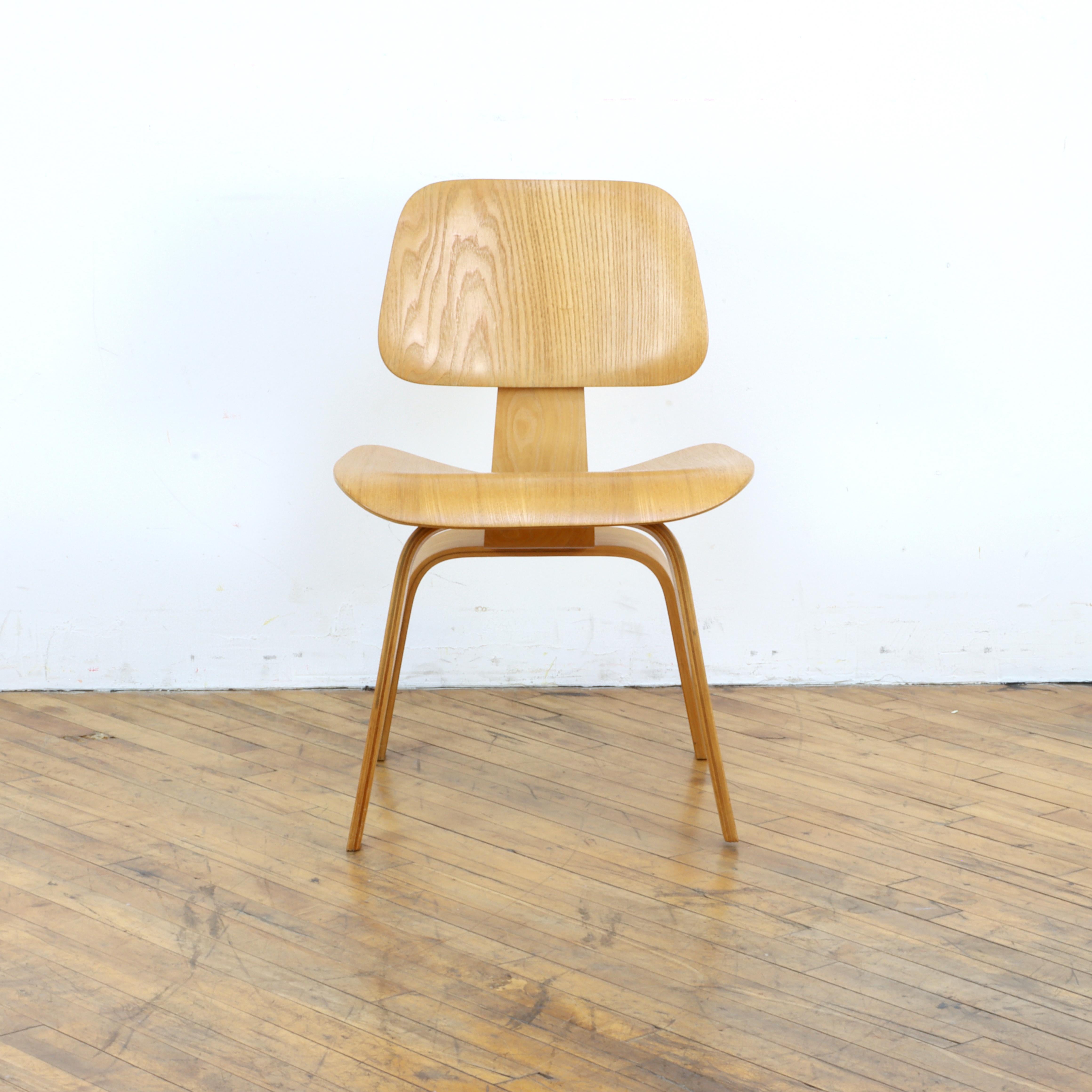 Satz von vier Eames-DCW-Stühlen aus den 1940er Jahren vor der Produktion (amerikanisch) im Angebot