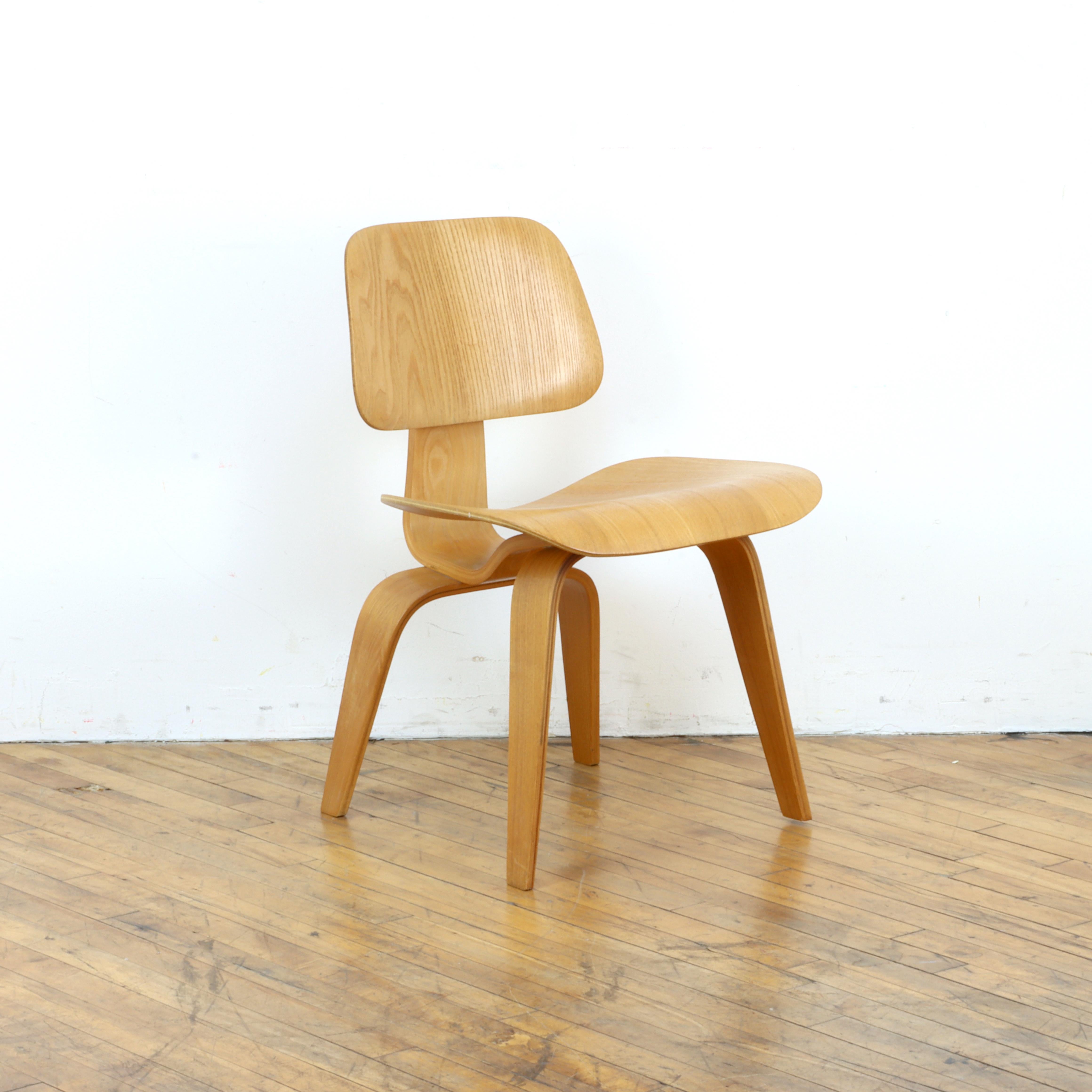 Satz von vier Eames-DCW-Stühlen aus den 1940er Jahren vor der Produktion im Zustand „Gut“ im Angebot in Oakland, CA