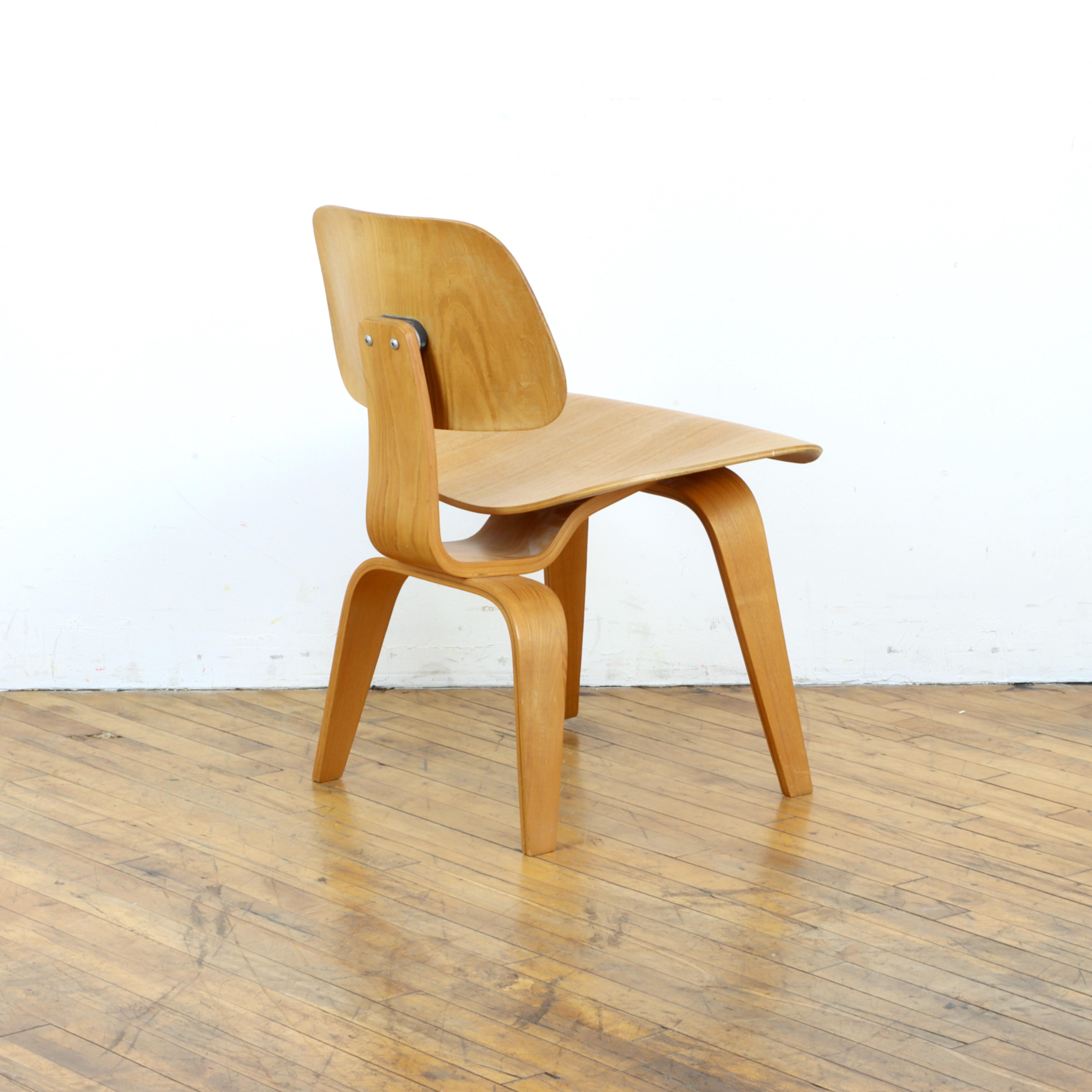 Satz von vier Eames-DCW-Stühlen aus den 1940er Jahren vor der Produktion (Asche) im Angebot