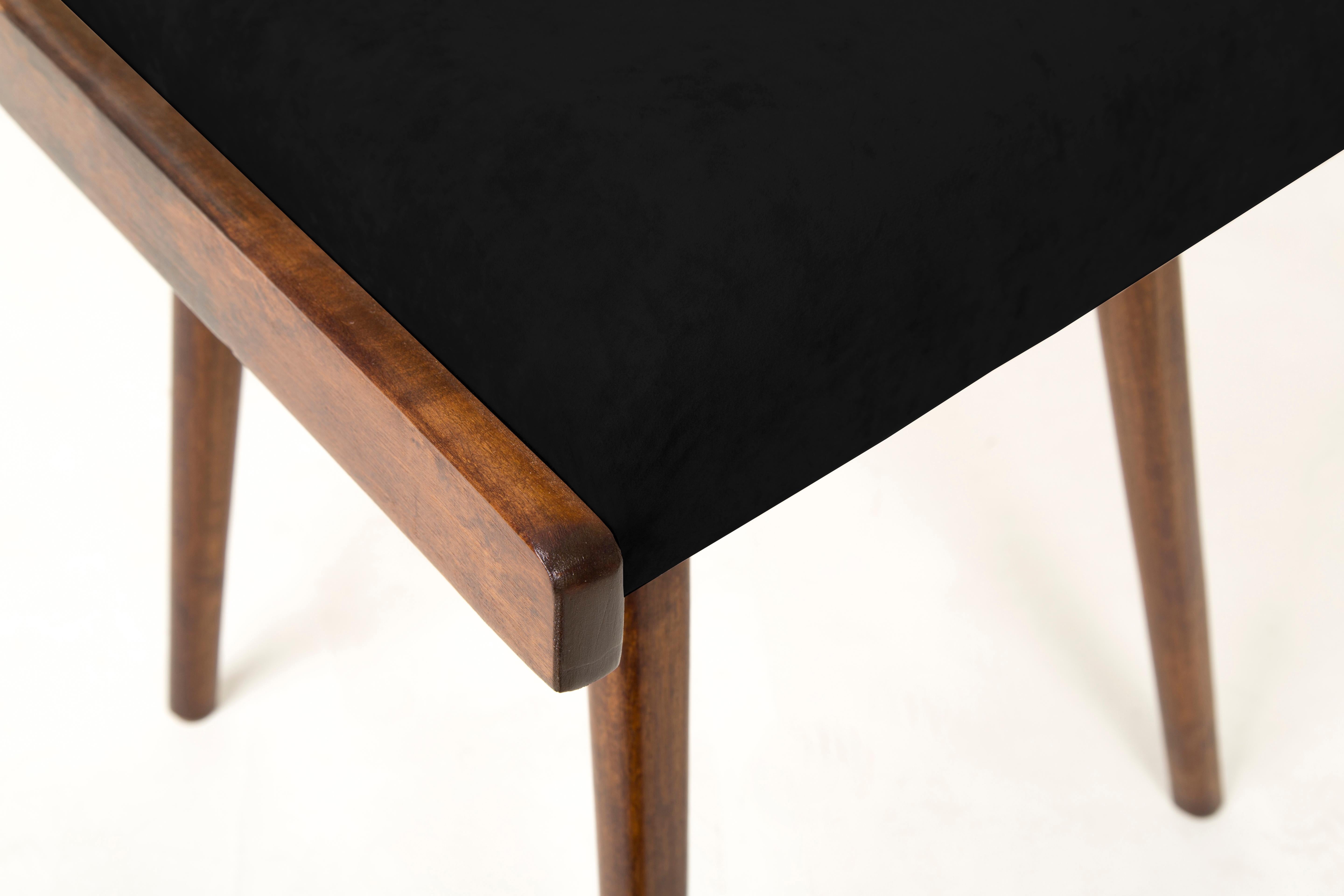 Satz von vier schwarzen Holzstühlen des 20. Jahrhunderts, 1960er Jahre (Textil) im Angebot