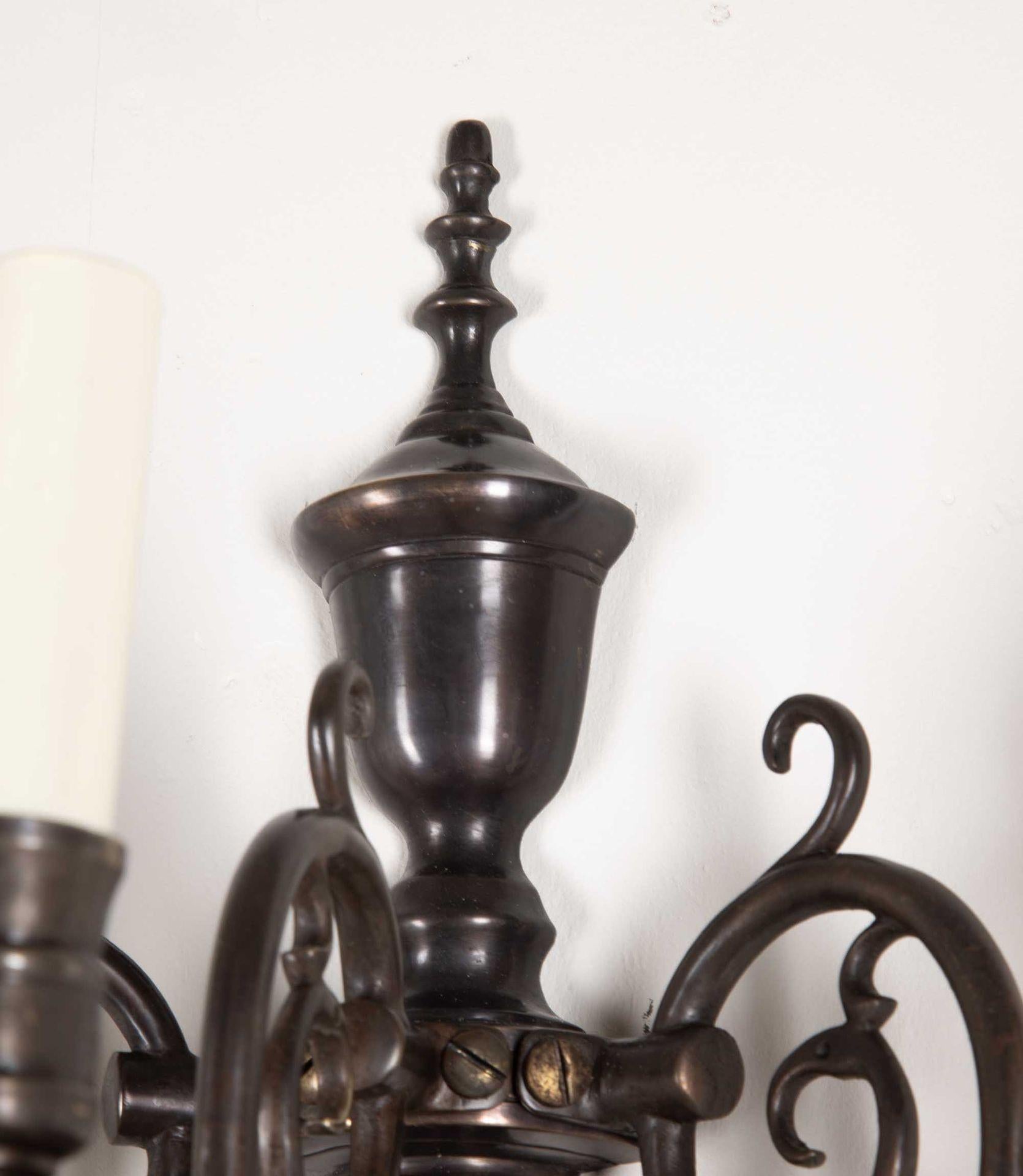 Conjunto de cuatro apliques de pared en bronce del siglo XX en venta 2