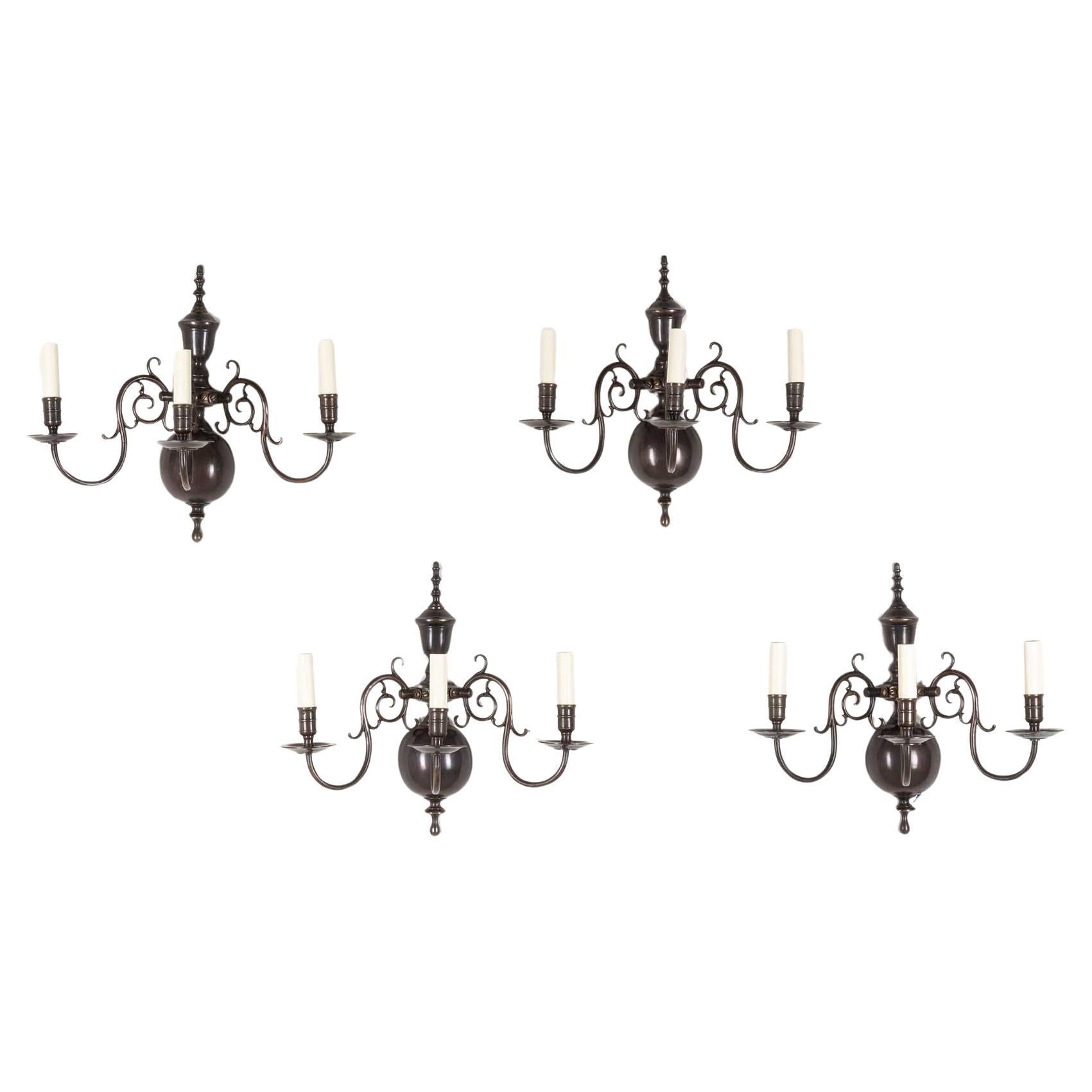 Ensemble de quatre appliques en bronze du 20e siècle