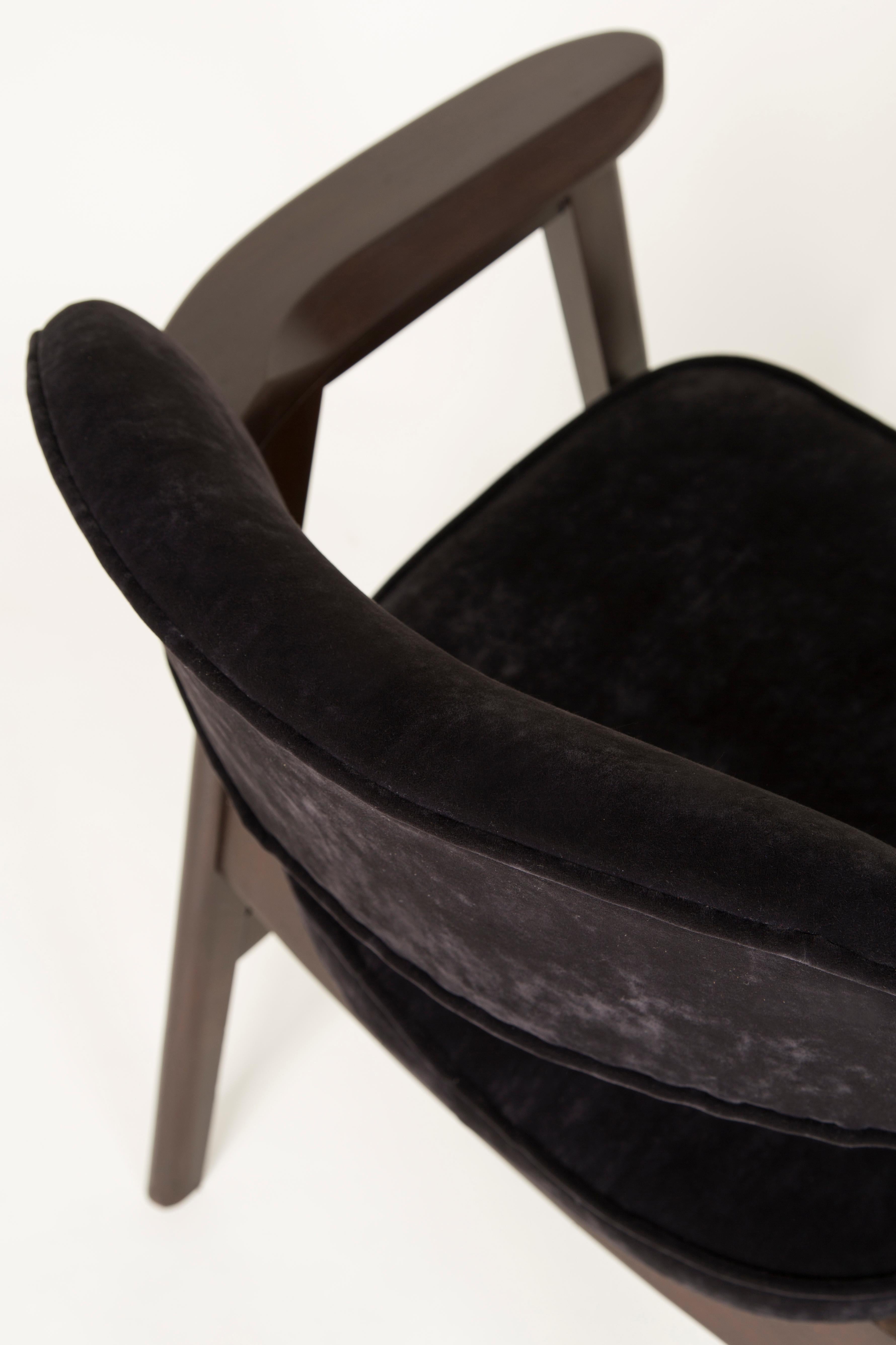 Ensemble de quatre chaises en bois noir et velours de buffle du 20ème siècle, années 1960 en vente 2