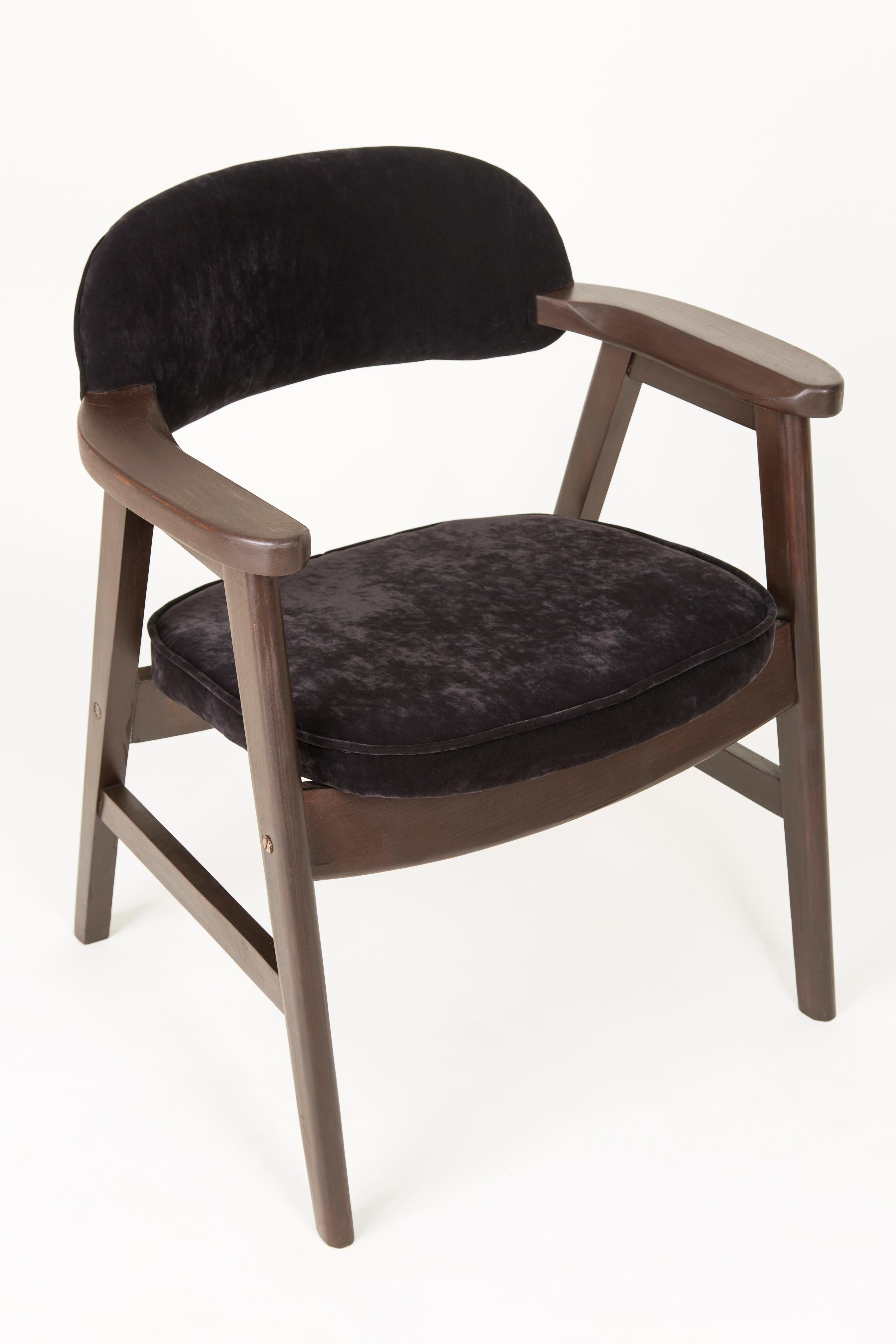 Ensemble de quatre chaises en bois noir et velours de buffle du 20ème siècle, années 1960 Excellent état - En vente à 05-080 Hornowek, PL