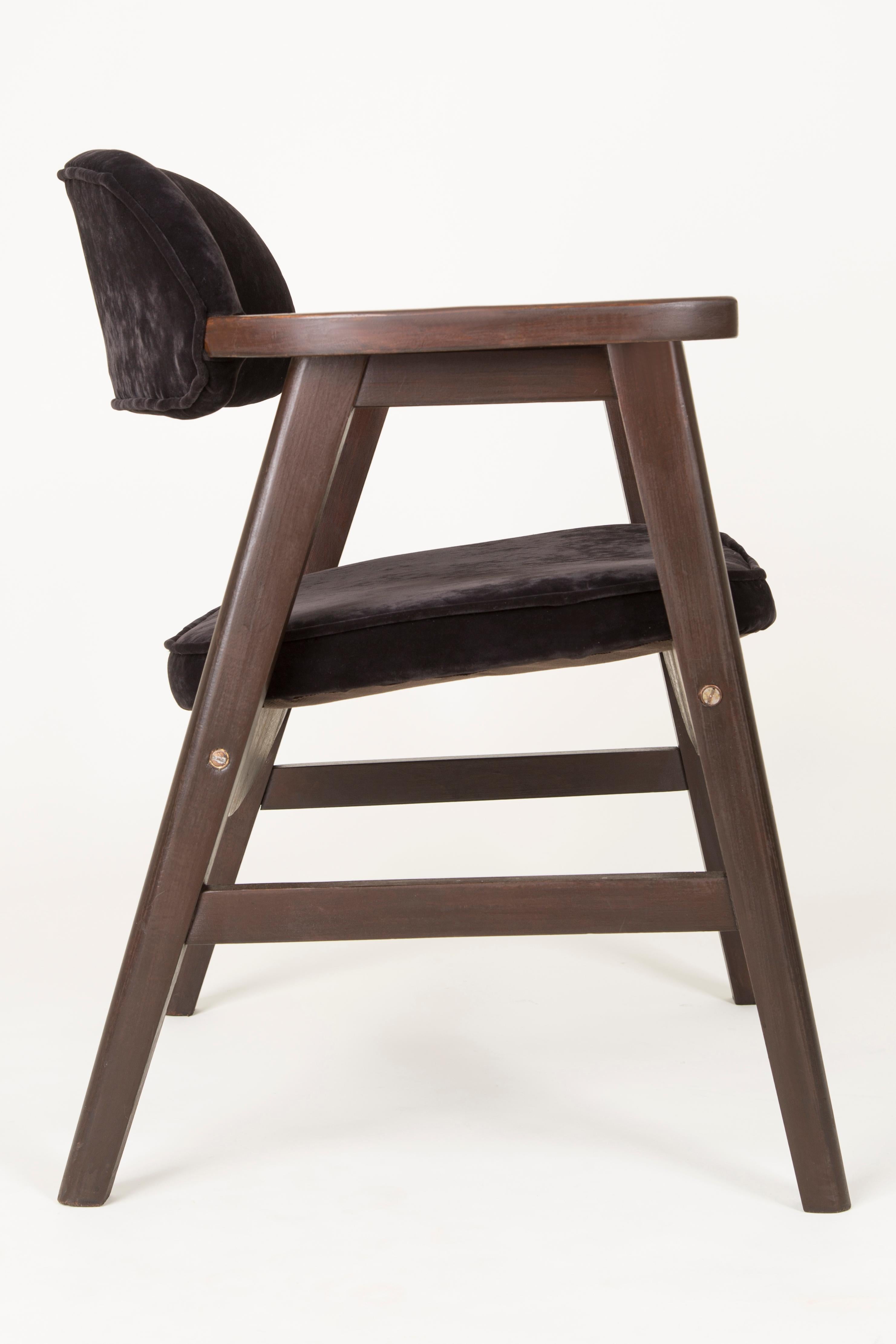 Textile Ensemble de quatre chaises en bois noir et velours de buffle du 20ème siècle, années 1960 en vente