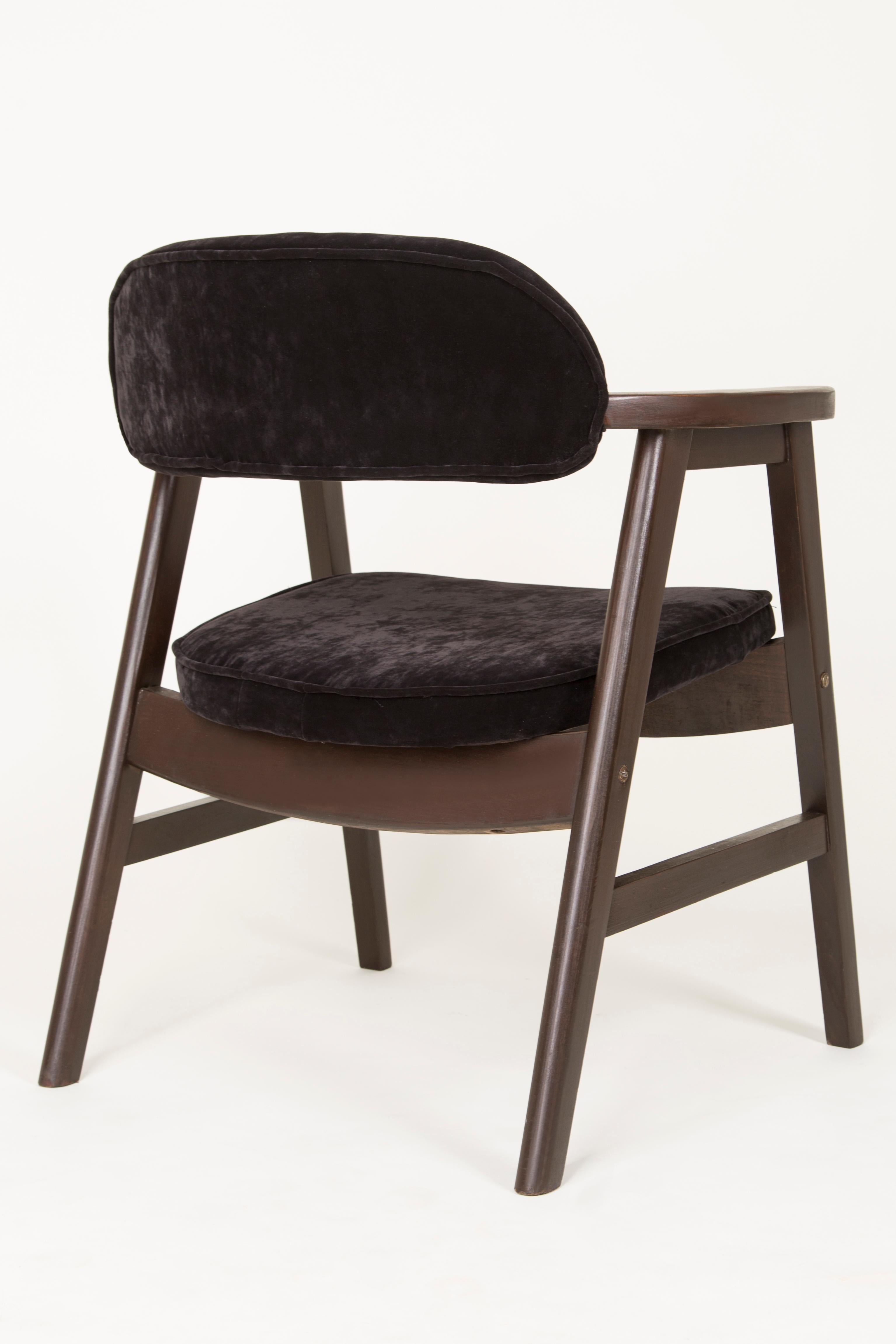 Ensemble de quatre chaises en bois noir et velours de buffle du 20ème siècle, années 1960 en vente 1