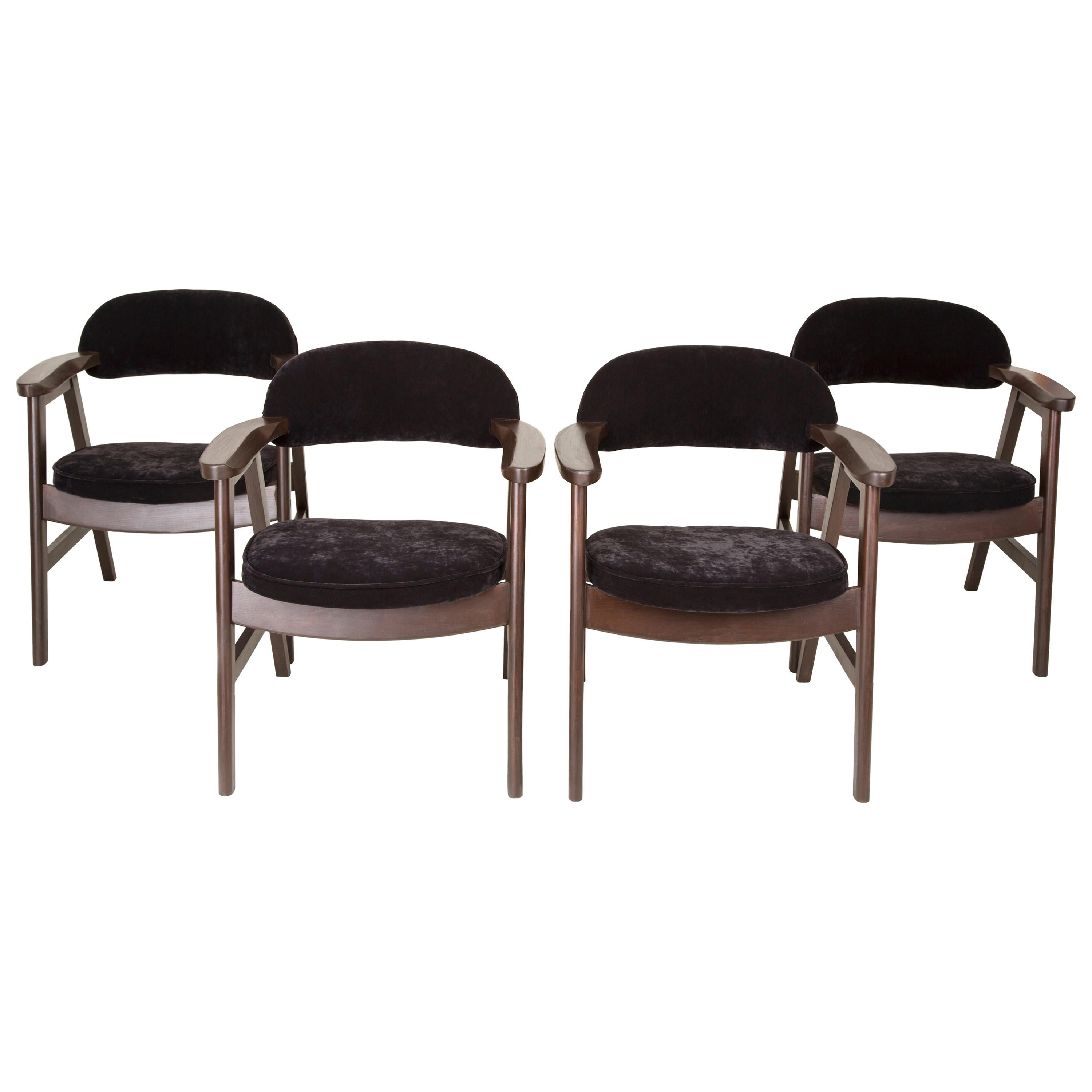 Ensemble de quatre chaises en bois noir et velours de buffle du 20ème siècle, années 1960 en vente