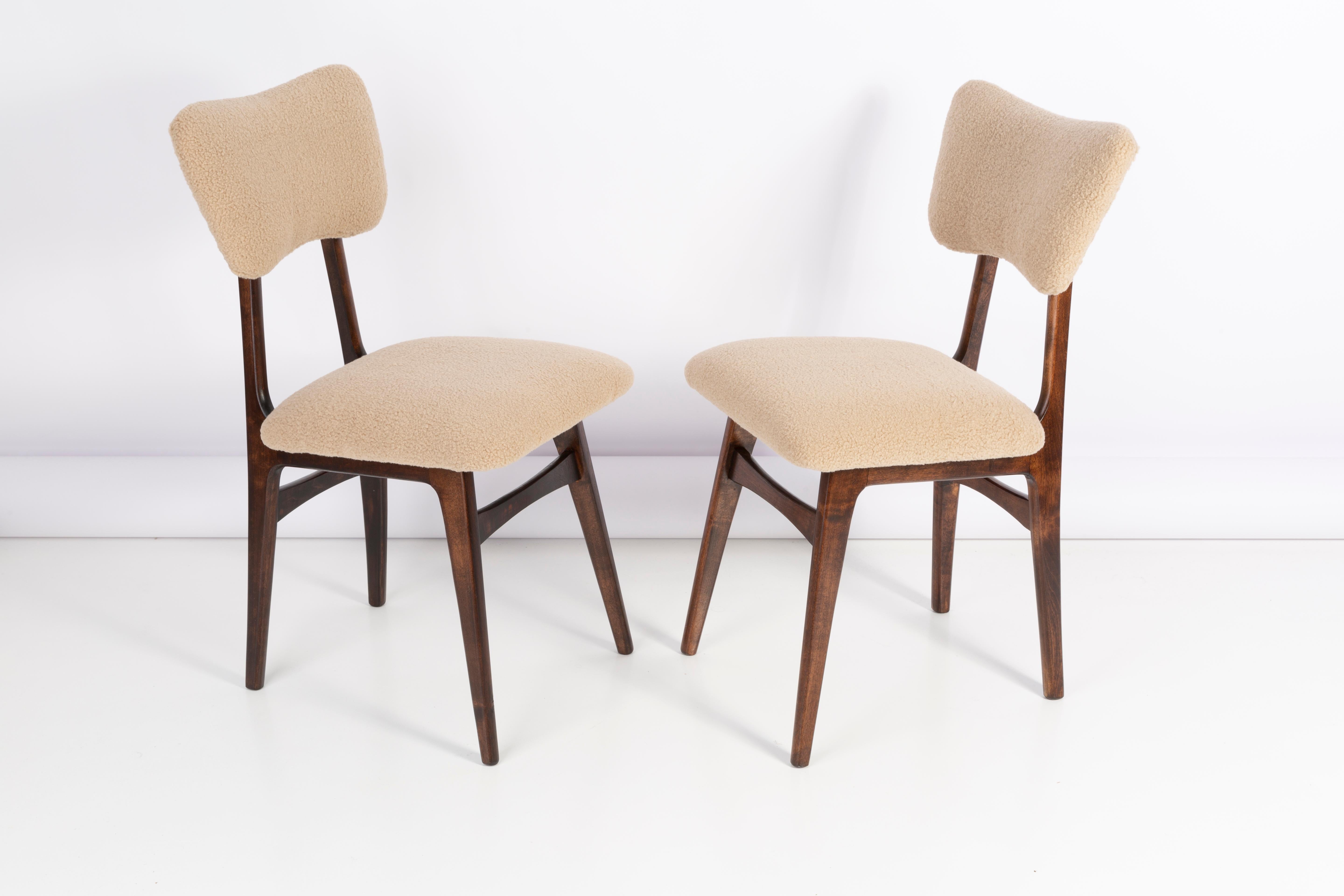 Chaises conçues par le professeur Rajmund Halas. Fabriqué en bois de hêtre. Les chaises ont été entièrement rénovées et les boiseries ont été rafraîchies. L'assise et le dossier sont habillés d'un tissu bouclé camel, durable et agréable au toucher.
