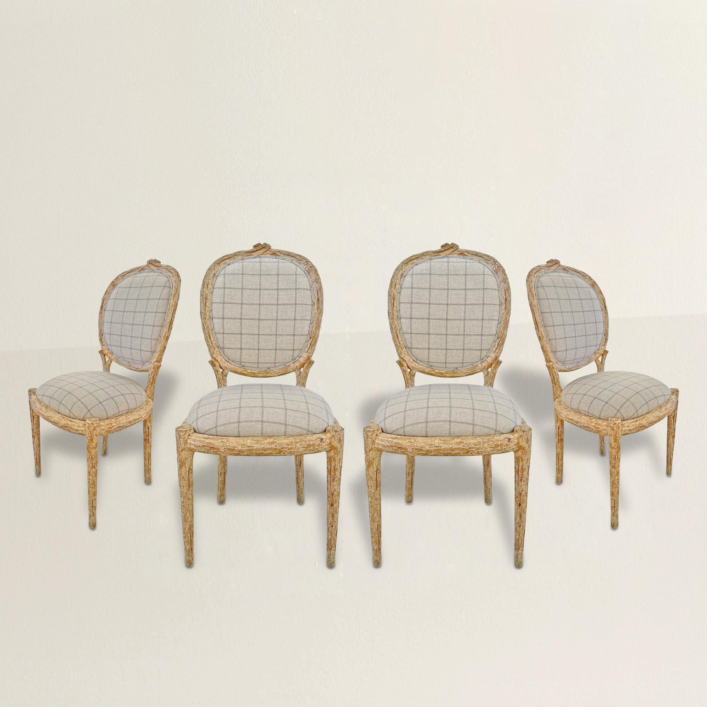 Un sorprendente set di quattro sedie da pranzo americane in faux bois della fine del XX secolo, squisitamente intagliate per imitare la bellezza organica dei rami degli alberi e allo stesso tempo abbracciare la raffinata eleganza del design francese