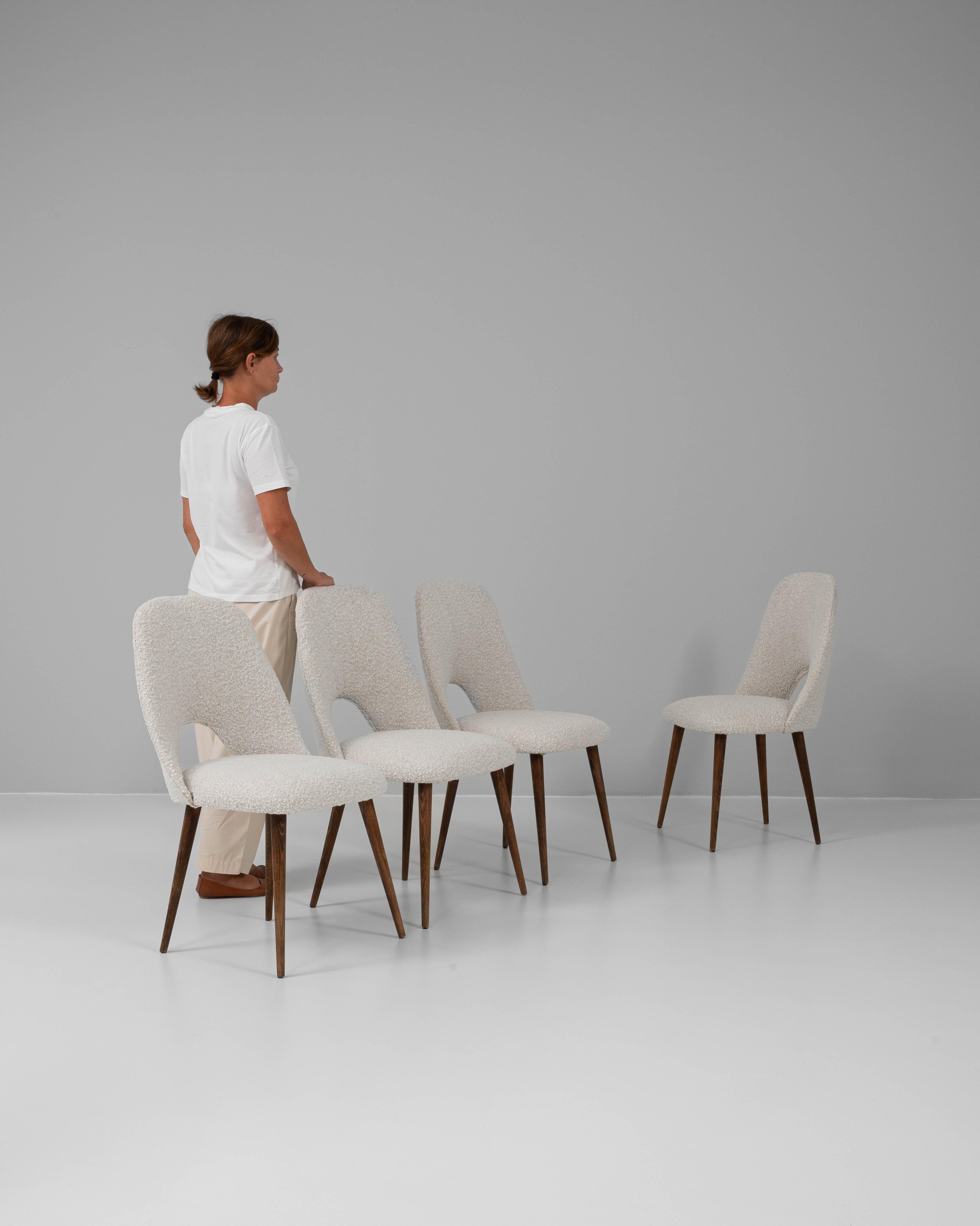 Dieses Set aus vier gepolsterten Esszimmerstühlen aus Tschechien aus dem 20. Jahrhundert präsentiert ein schlichtes, modernes Design aus der Mitte des Jahrhunderts mit subtiler Eleganz. Jeder Stuhl verfügt über eine geschwungene Rückenlehne mit