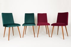 Juego de cuatro sillas de terciopelo verde oscuro y burdeos del siglo XX, años 60