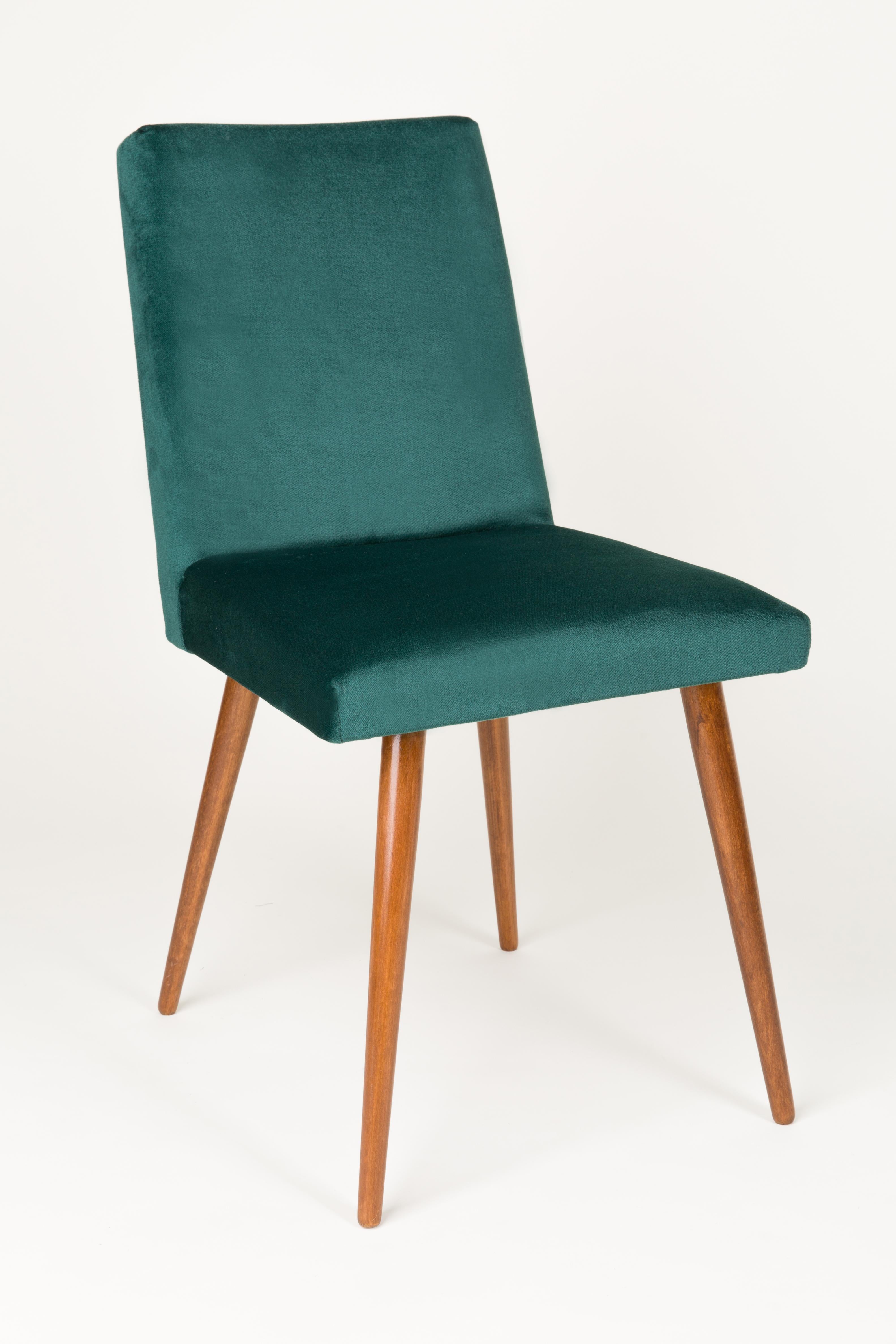 Polonais Ensemble de quatre chaises du 20ème siècle en velours vert foncé et bourgogne, années 1960 en vente