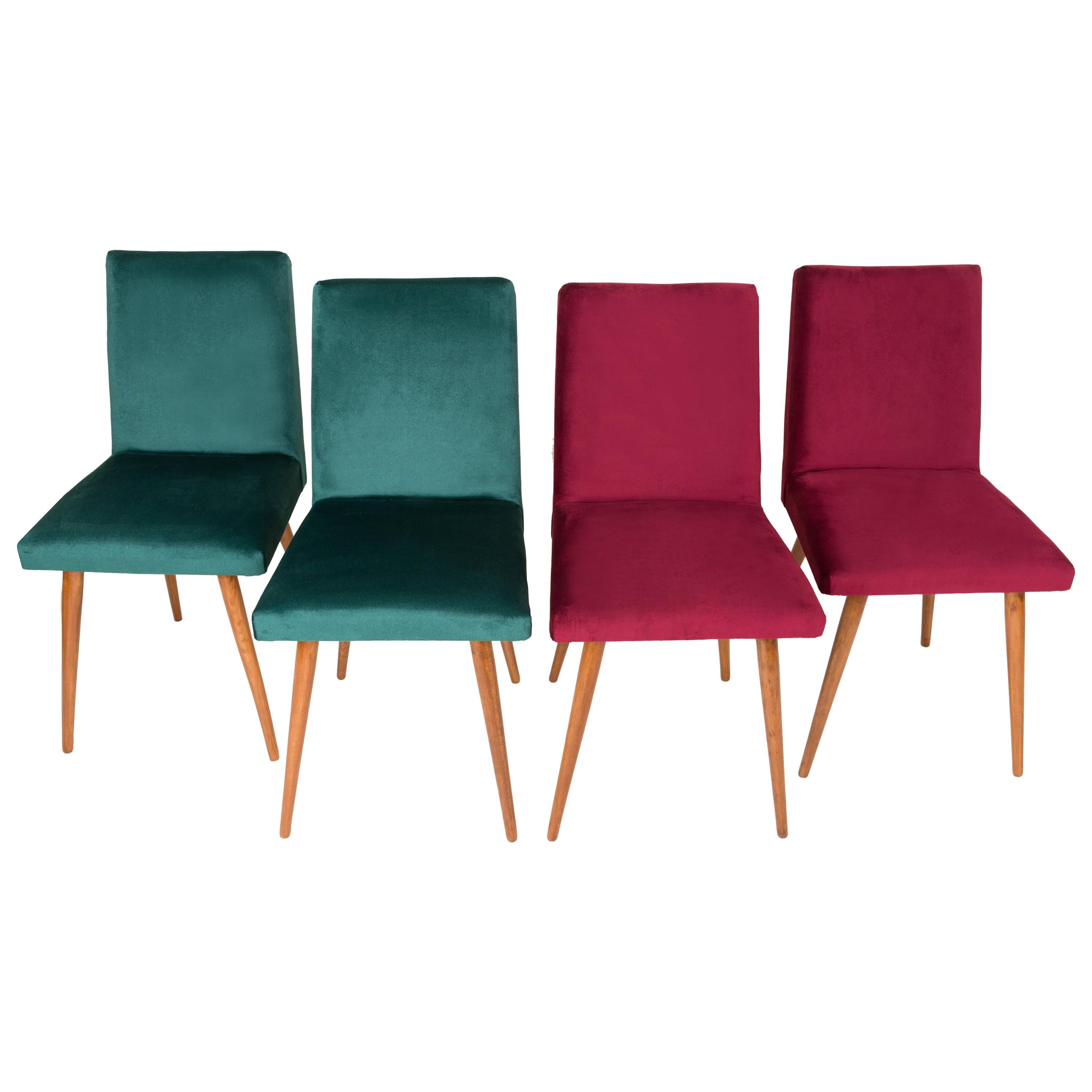 Ensemble de quatre chaises du 20ème siècle en velours vert foncé et bourgogne, années 1960