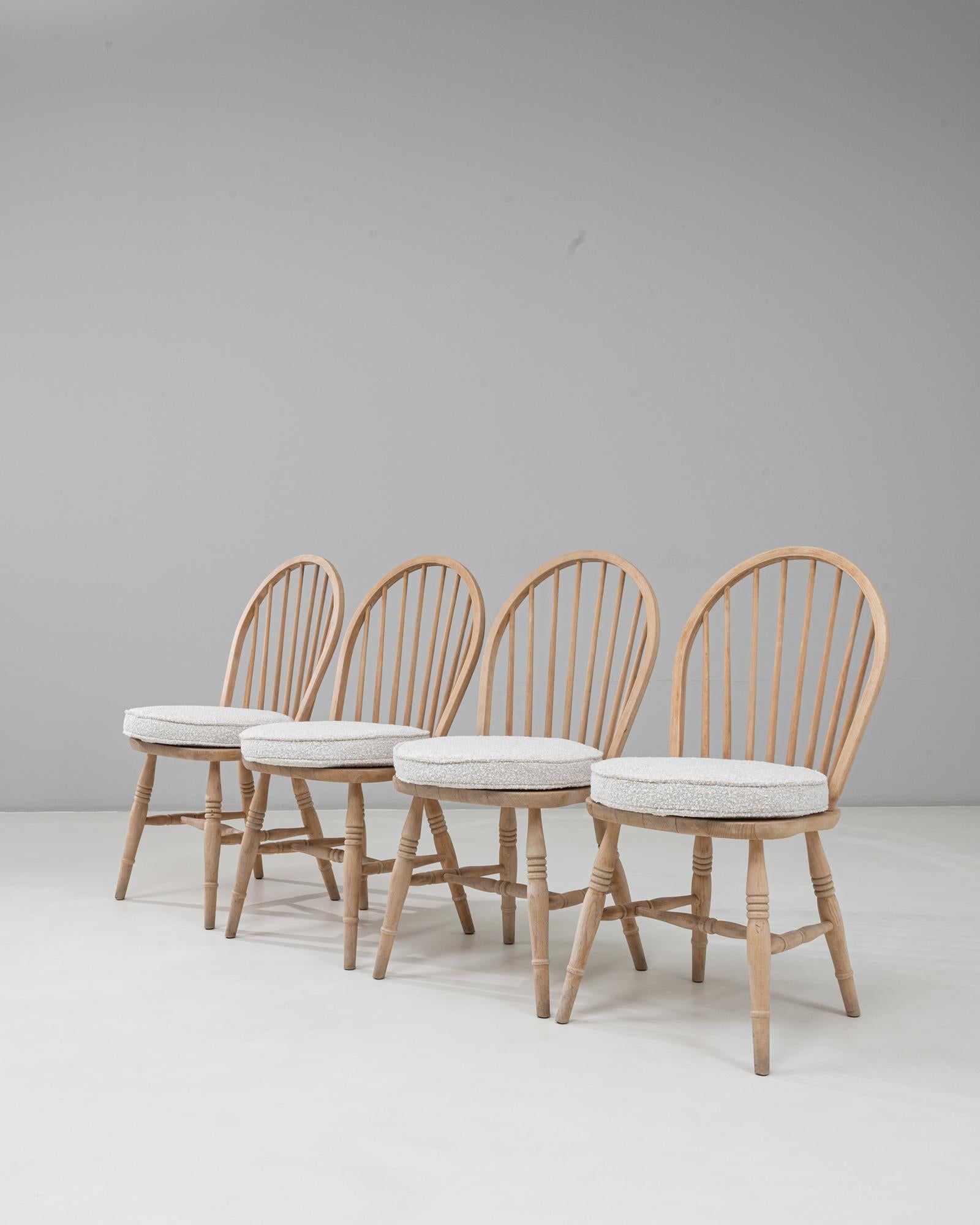 Ensemble de quatre chaises de salle à manger en chêne anglais du 20e siècle avec coussins d'assise en vente 4