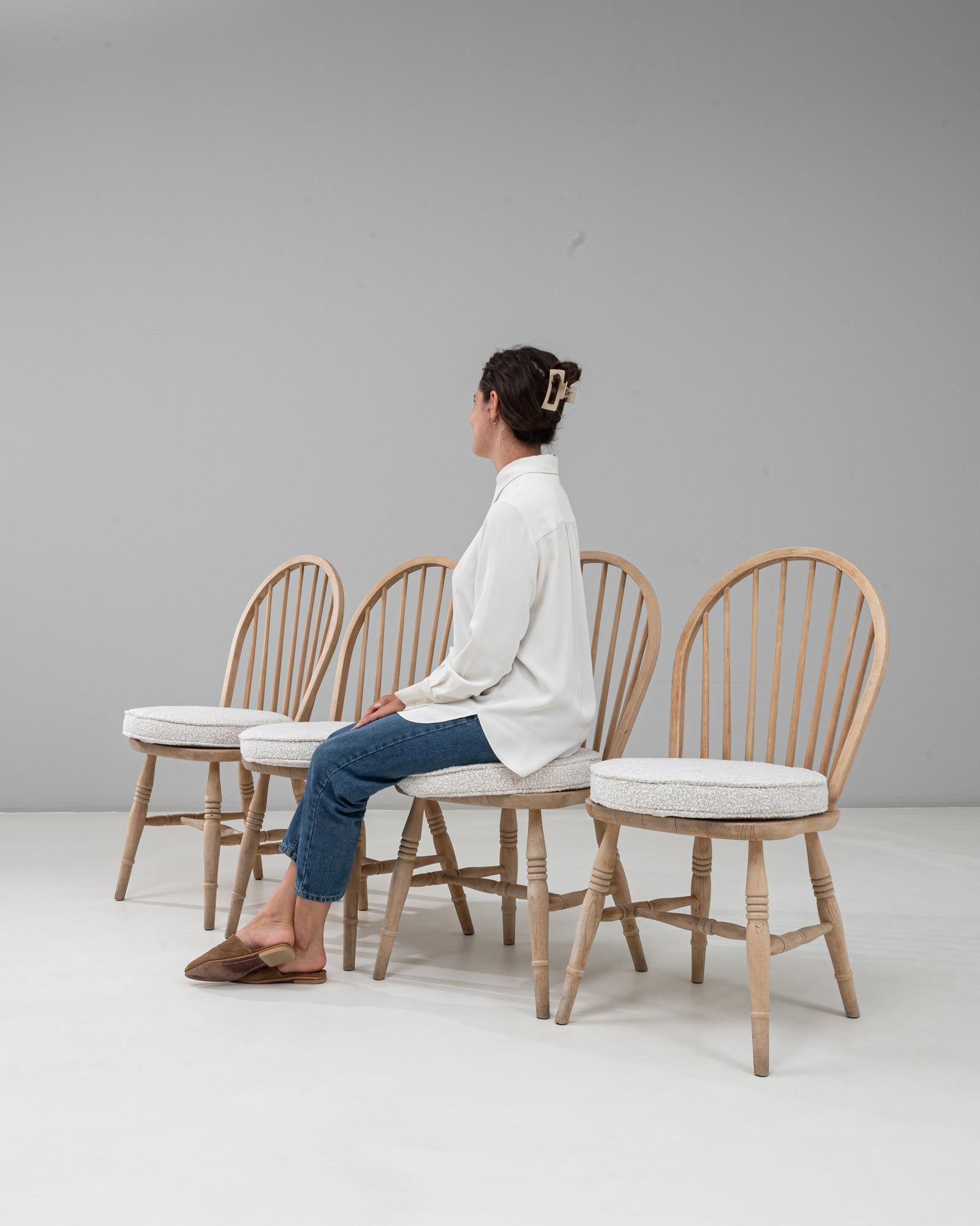 Ensemble de quatre chaises de salle à manger en chêne anglais du 20e siècle avec coussins d'assise en vente 5