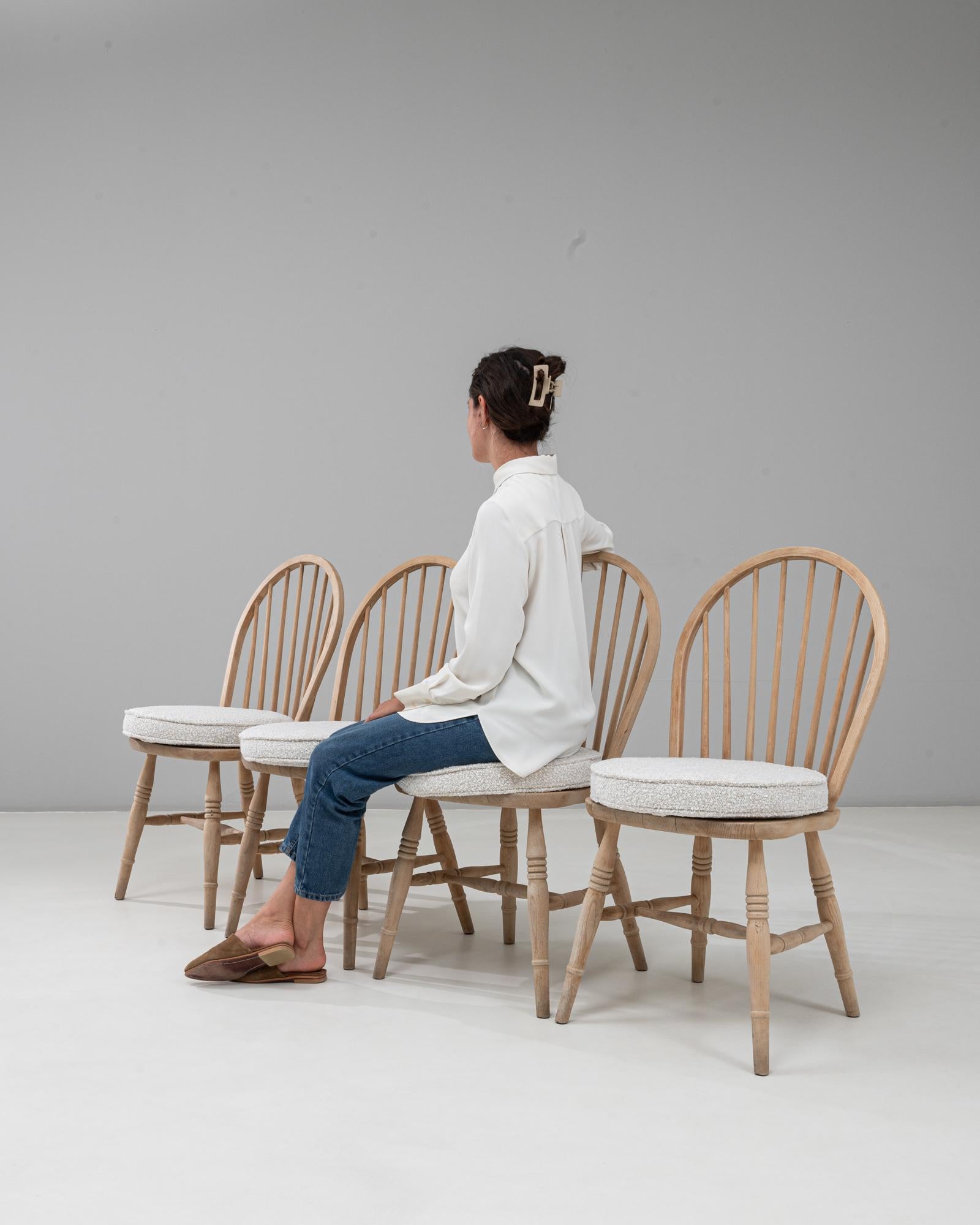 Ensemble de quatre chaises de salle à manger en chêne anglais du 20e siècle avec coussins d'assise en vente 6