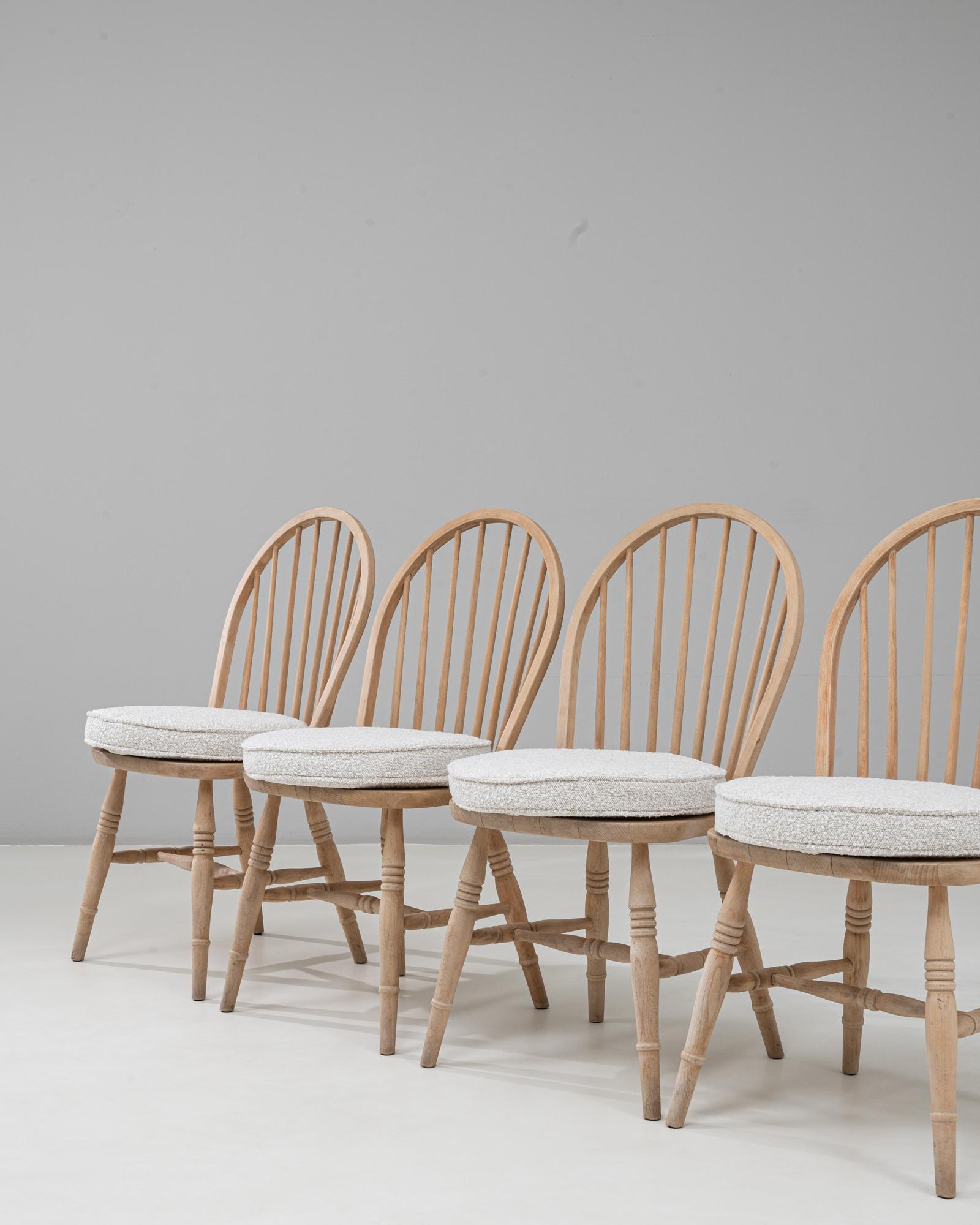 Ensemble de quatre chaises de salle à manger en chêne anglais du 20e siècle avec coussins d'assise en vente 7