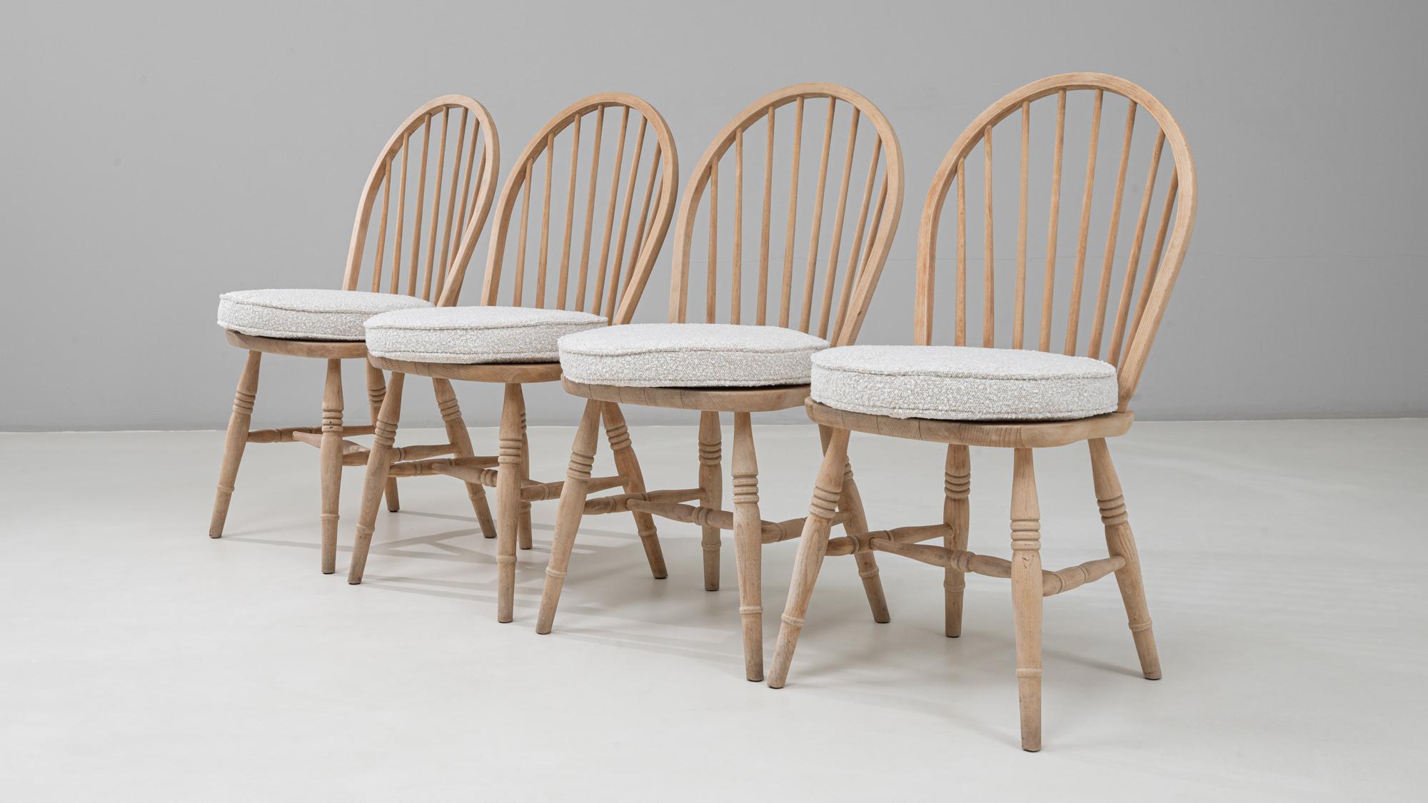 Ensemble de quatre chaises de salle à manger en chêne anglais du 20e siècle avec coussins d'assise en vente 8