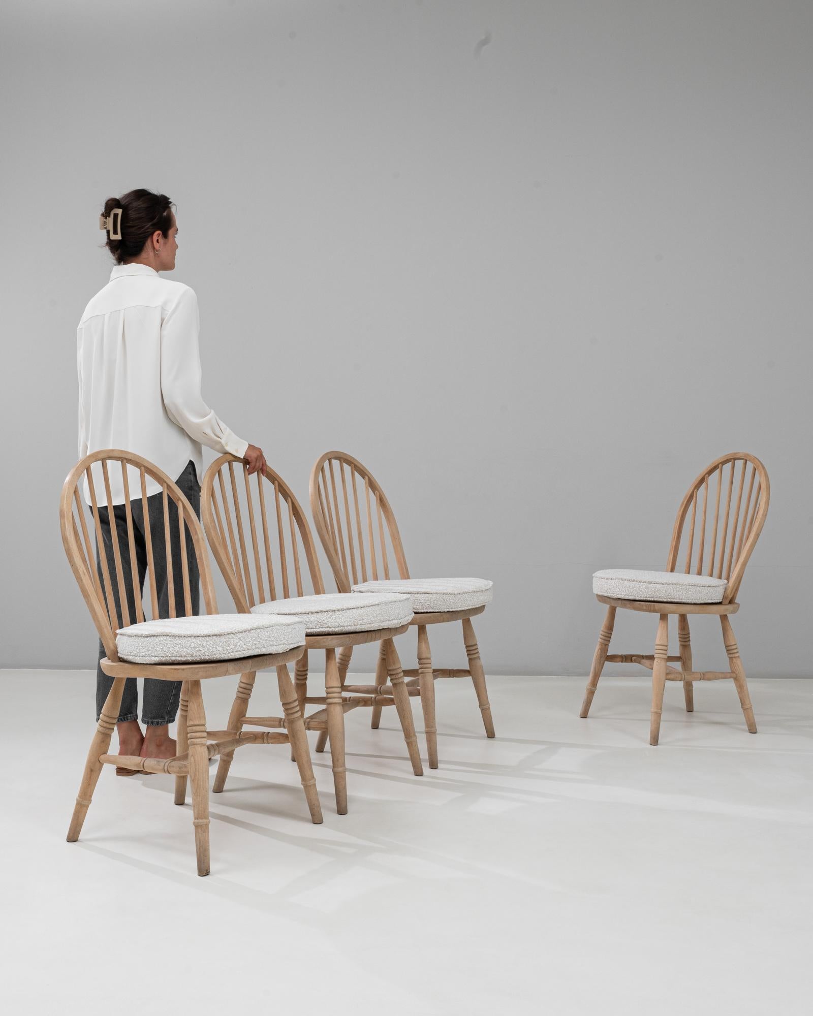 Britannique Ensemble de quatre chaises de salle à manger en chêne anglais du 20e siècle avec coussins d'assise en vente