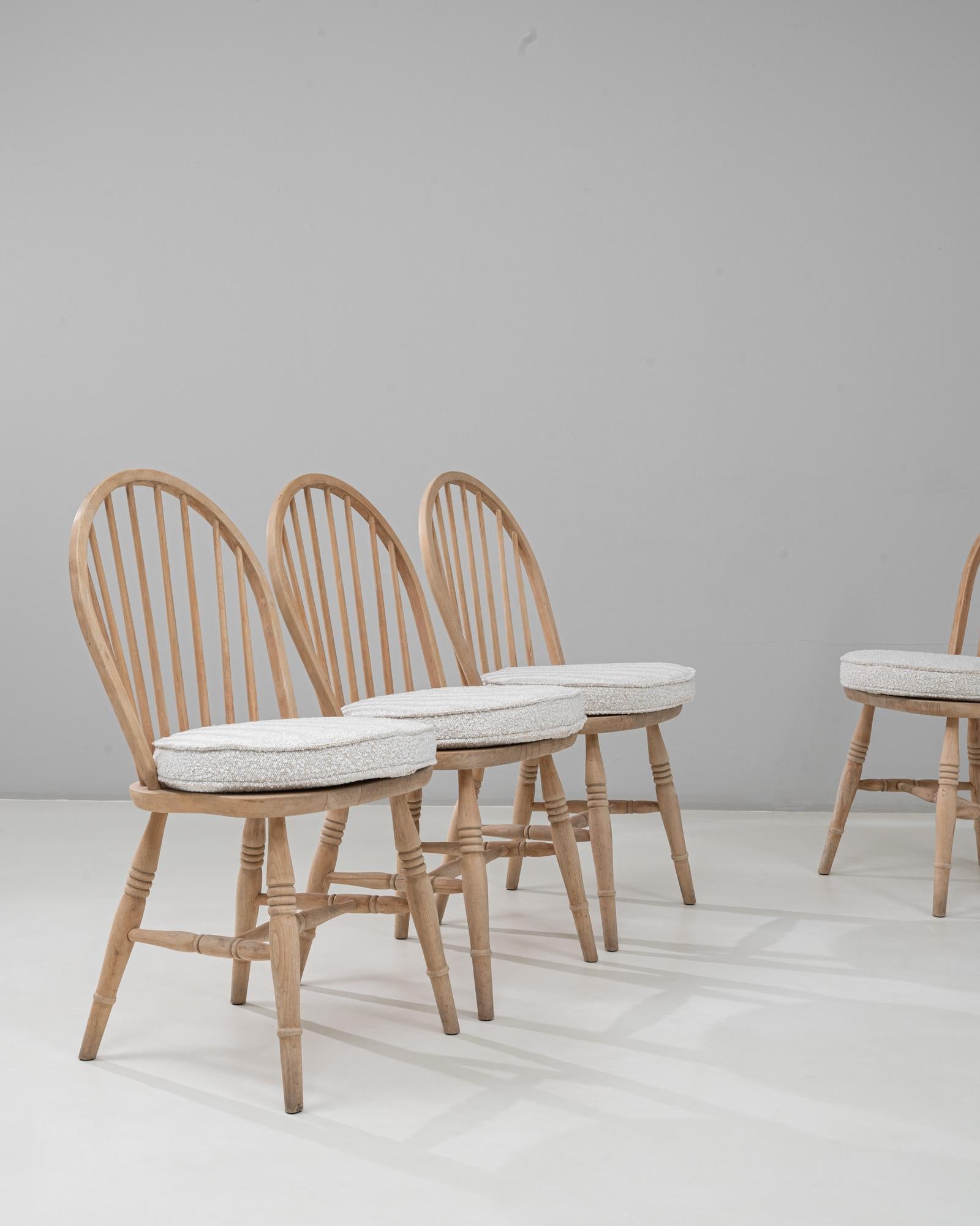 Ensemble de quatre chaises de salle à manger en chêne anglais du 20e siècle avec coussins d'assise Bon état - En vente à High Point, NC