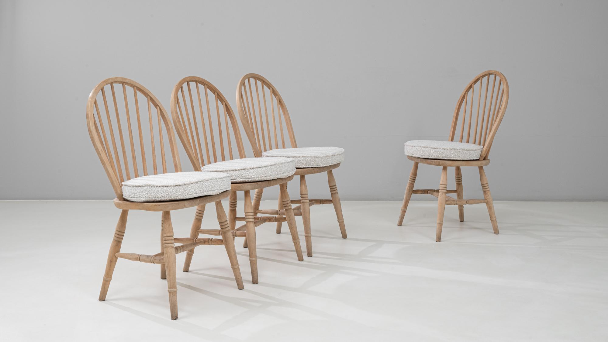 20ième siècle Ensemble de quatre chaises de salle à manger en chêne anglais du 20e siècle avec coussins d'assise en vente