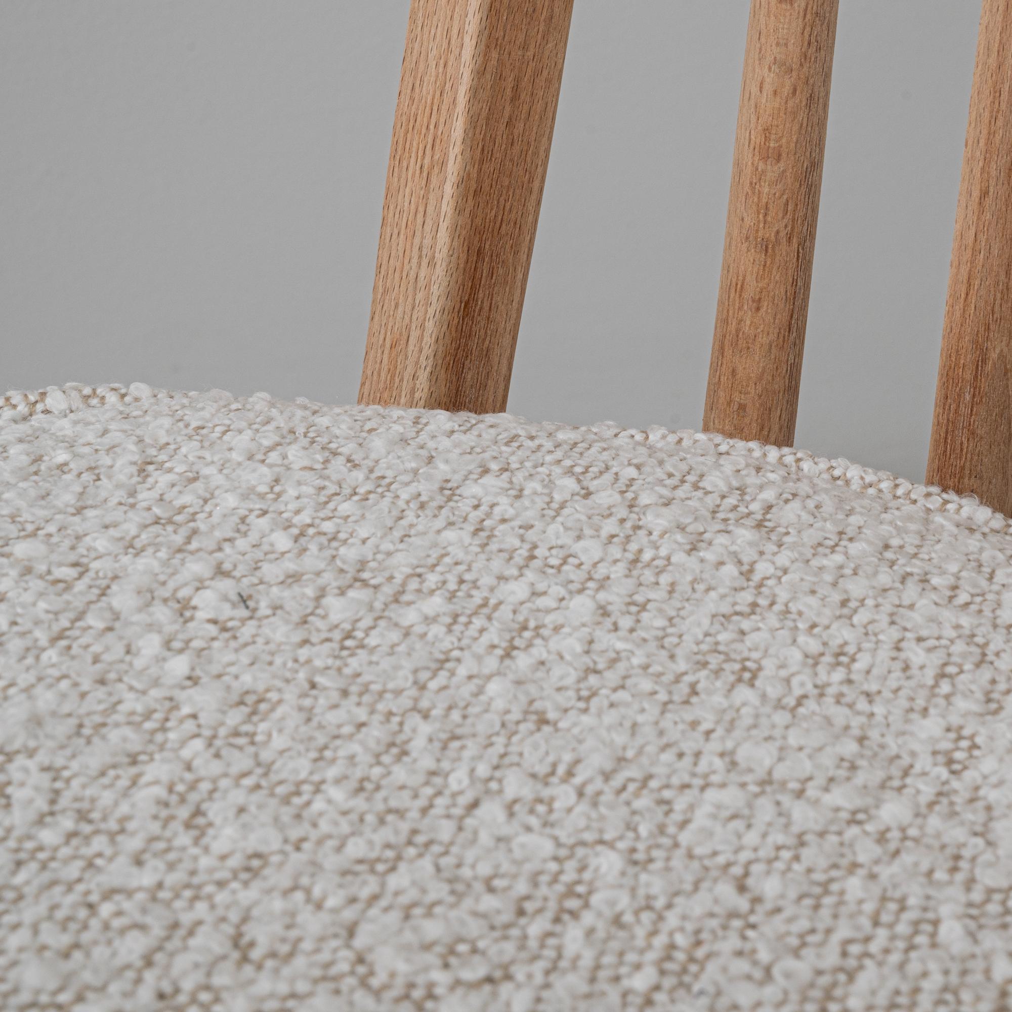 Ensemble de quatre chaises de salle à manger en chêne anglais du 20e siècle avec coussins d'assise en vente 1