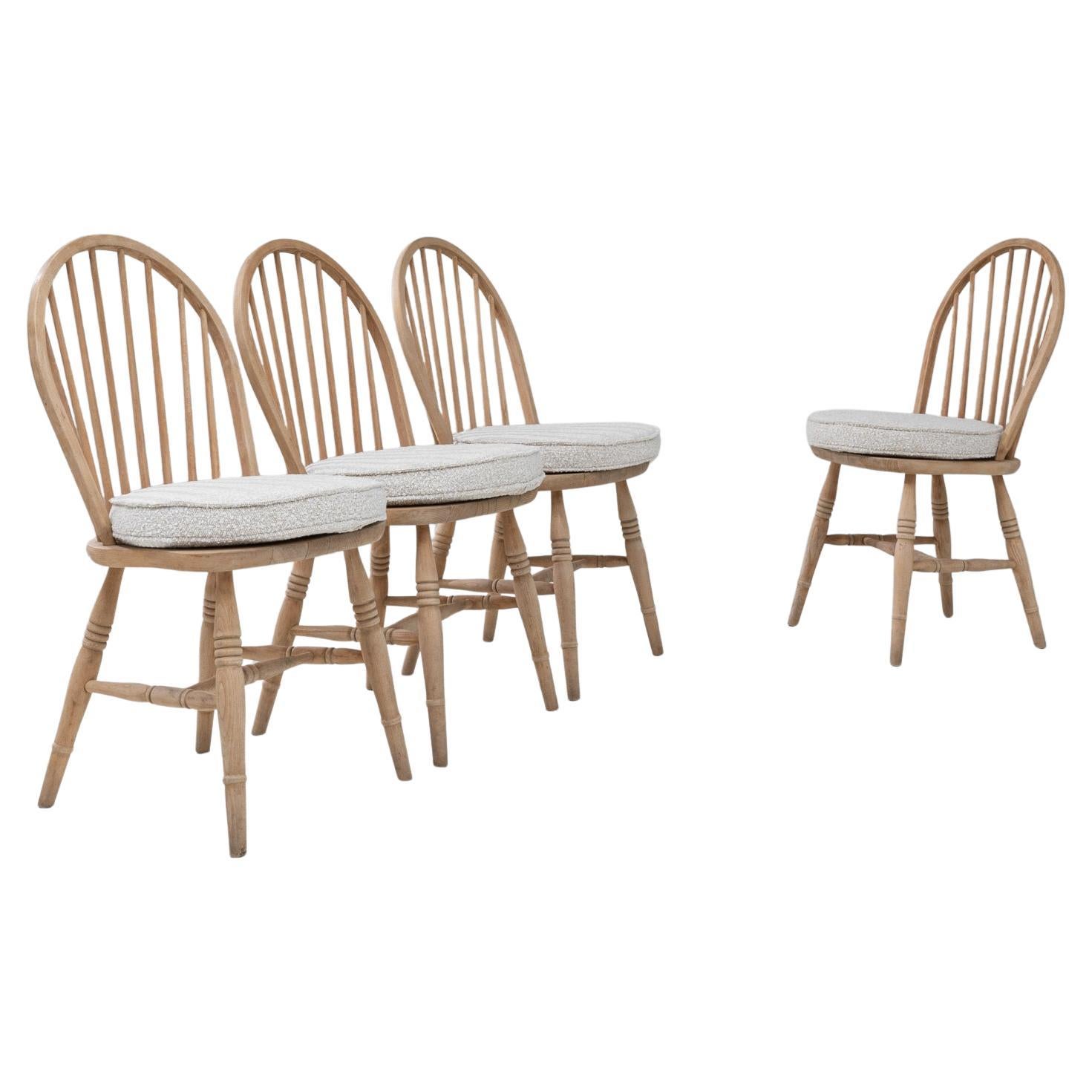 Ensemble de quatre chaises de salle à manger en chêne anglais du 20e siècle avec coussins d
assise