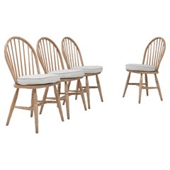 Ensemble de quatre chaises de salle à manger en chêne anglais du 20e siècle avec coussins d
assise